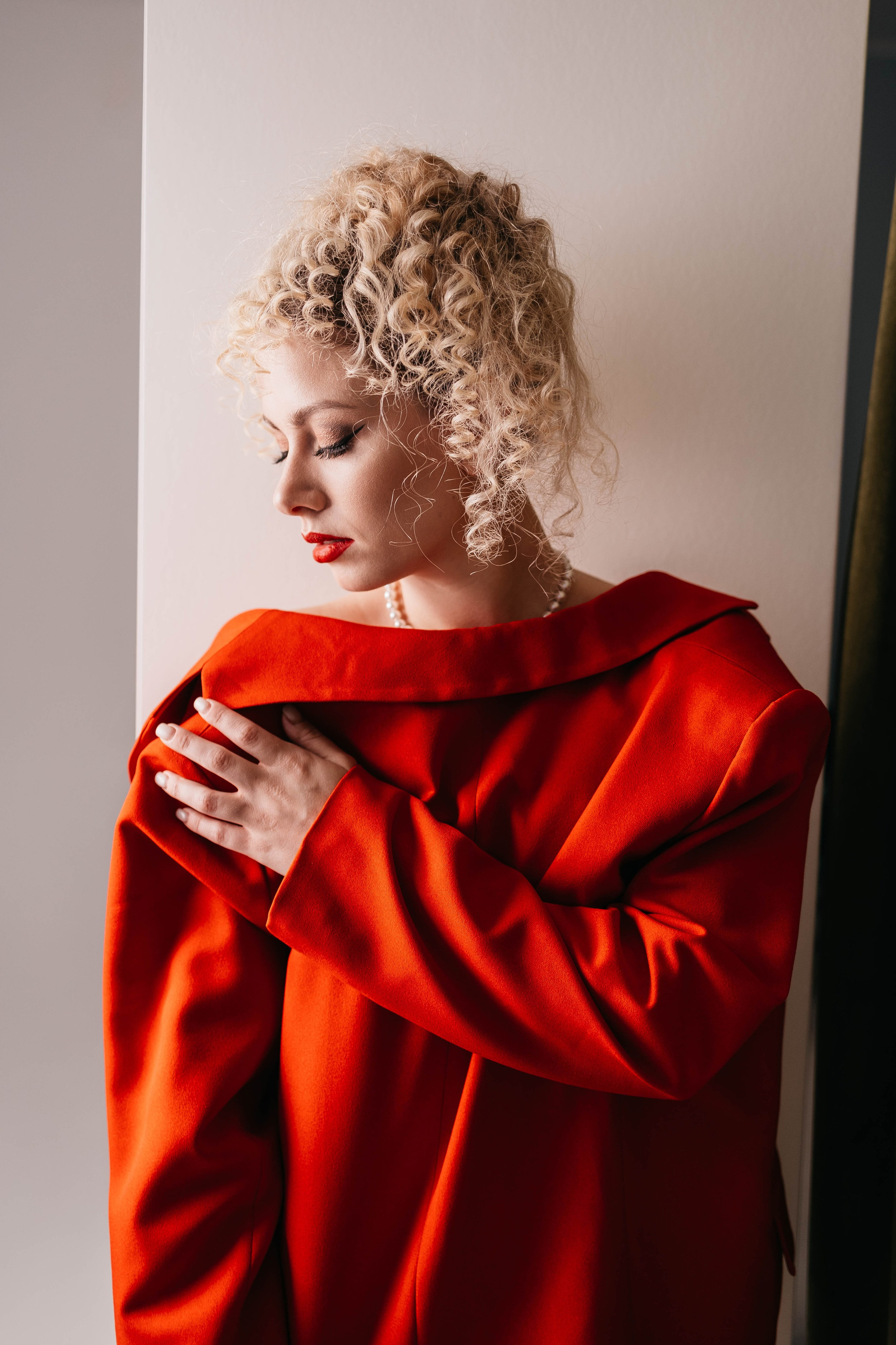 Ира в красном. Фотостудия Cute_photostudio в Твери. Фотограф в Твери Лагодная Яна