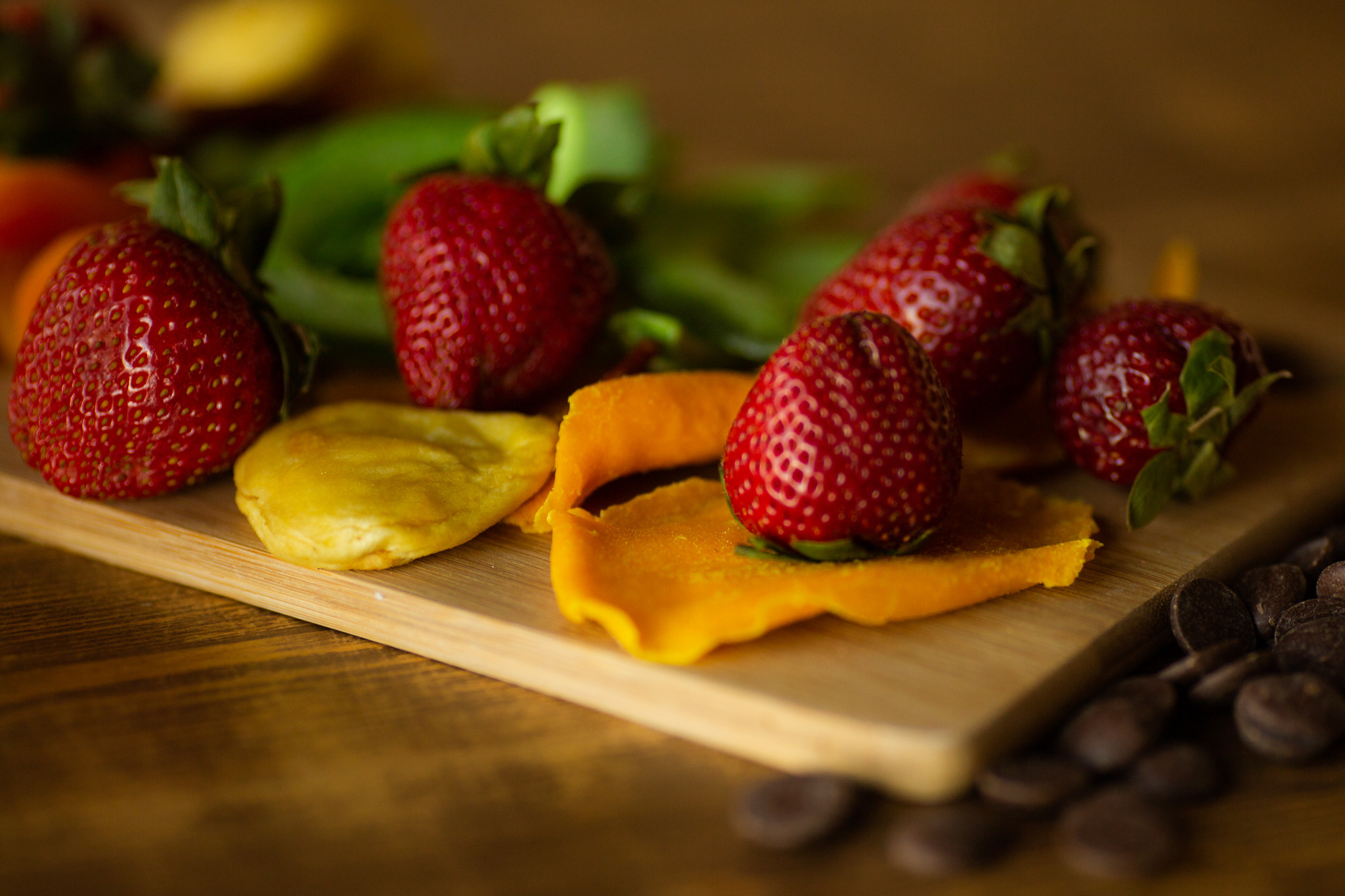 клубника киви ананас и манго на деревянном столе 