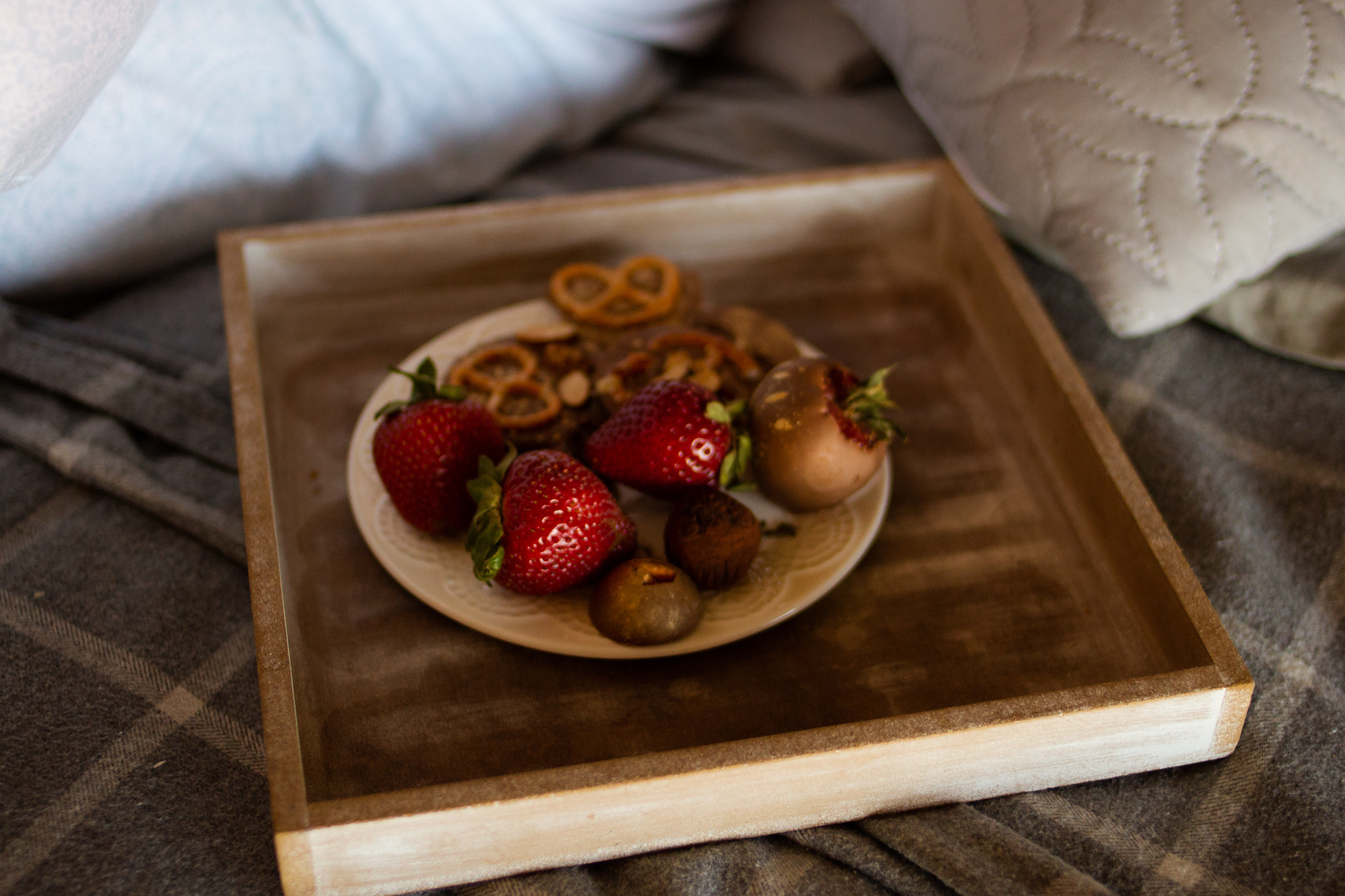 конфеты ручной работы и клубника на подносе 