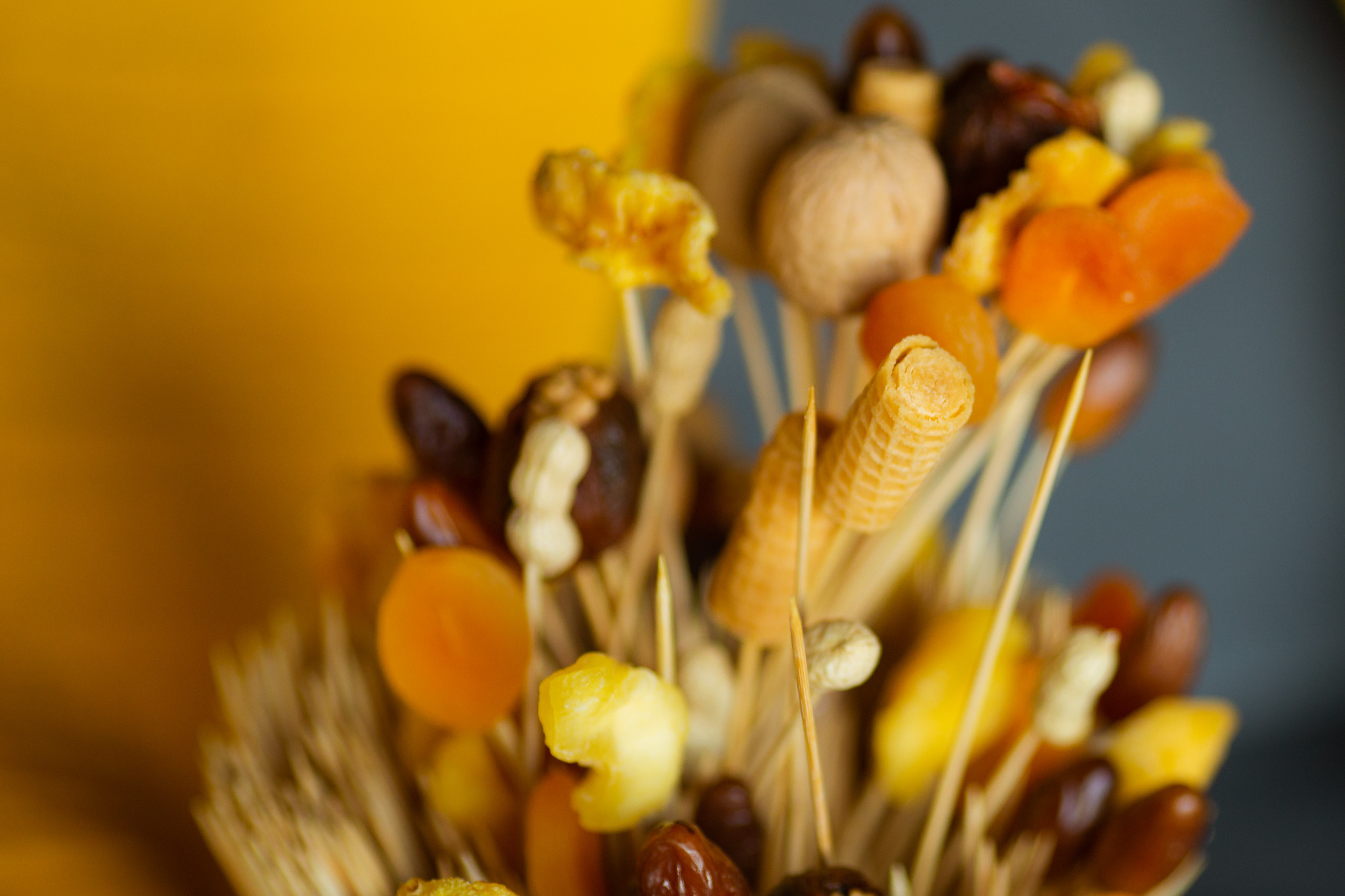 процесс сбора букета из сухофруктов Ручная работа 