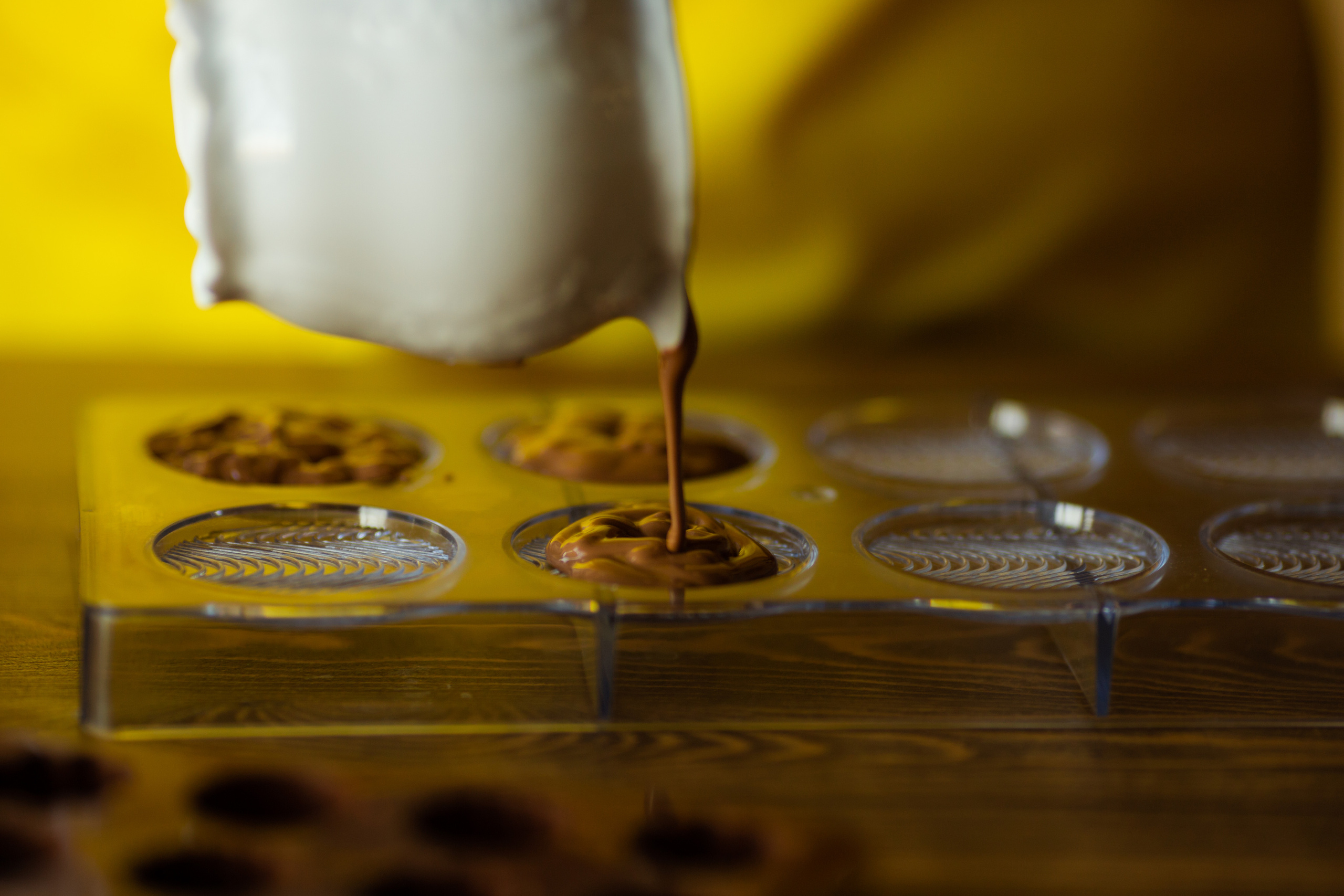 горячий шоколад разливают по формам 