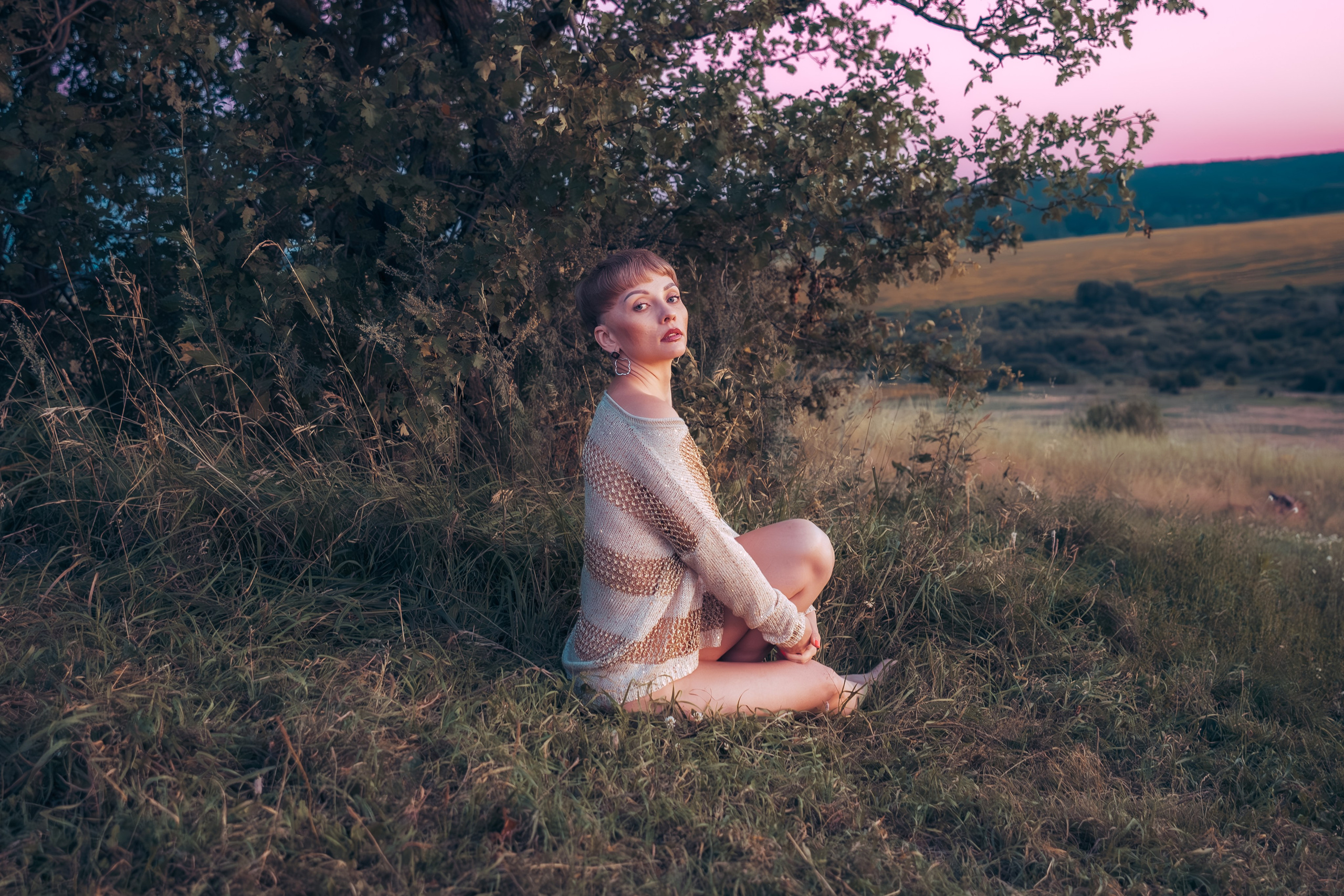 Фотография, сделанная во время профессиональной фотосессии. На ней изображена модель или группа людей в студии или на открытом воздухе. В кадре присутствуют студийное освещение и реквизит.