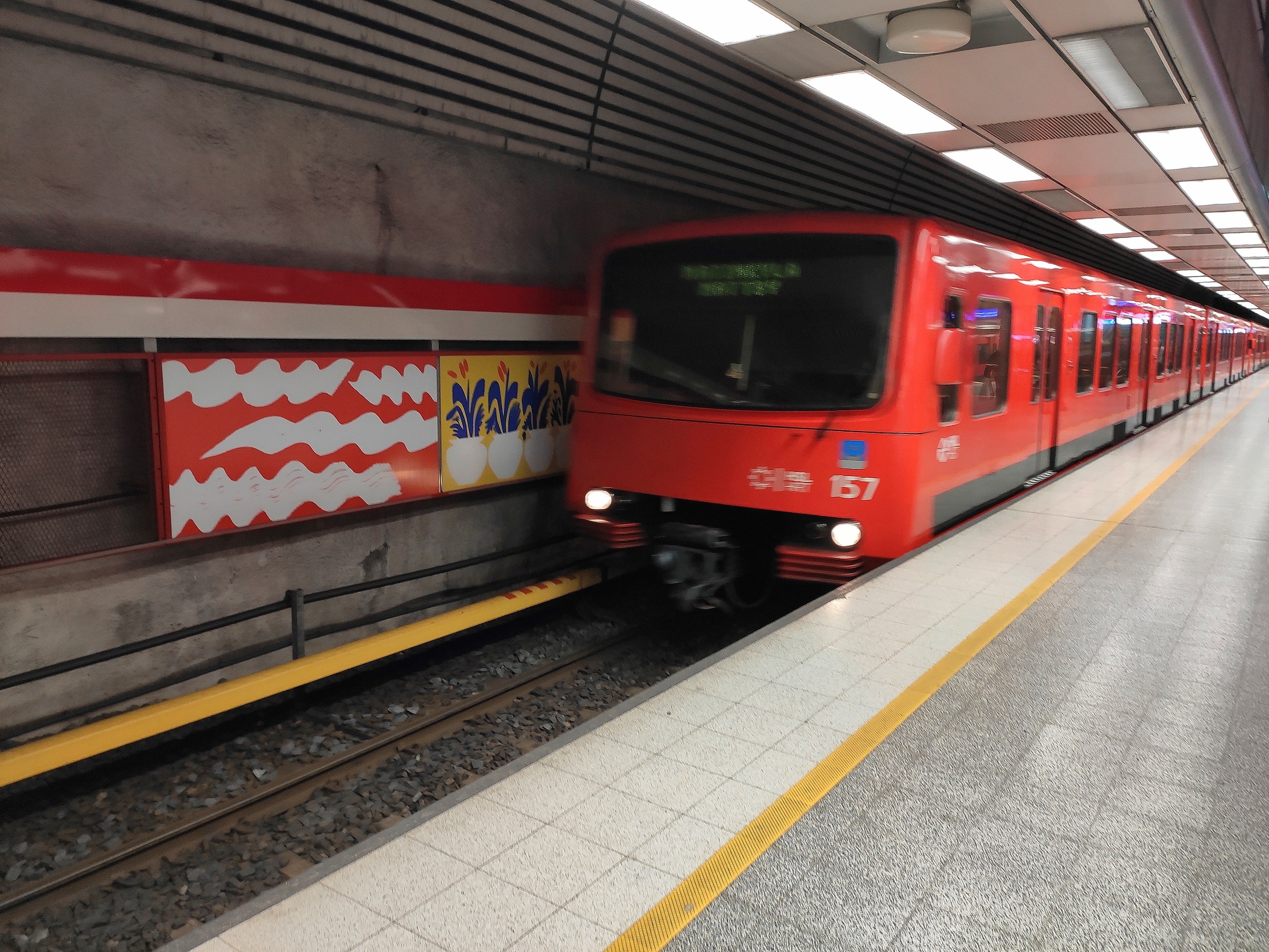 Домой поехали на метро, наконец проверив его оранжевый цвет