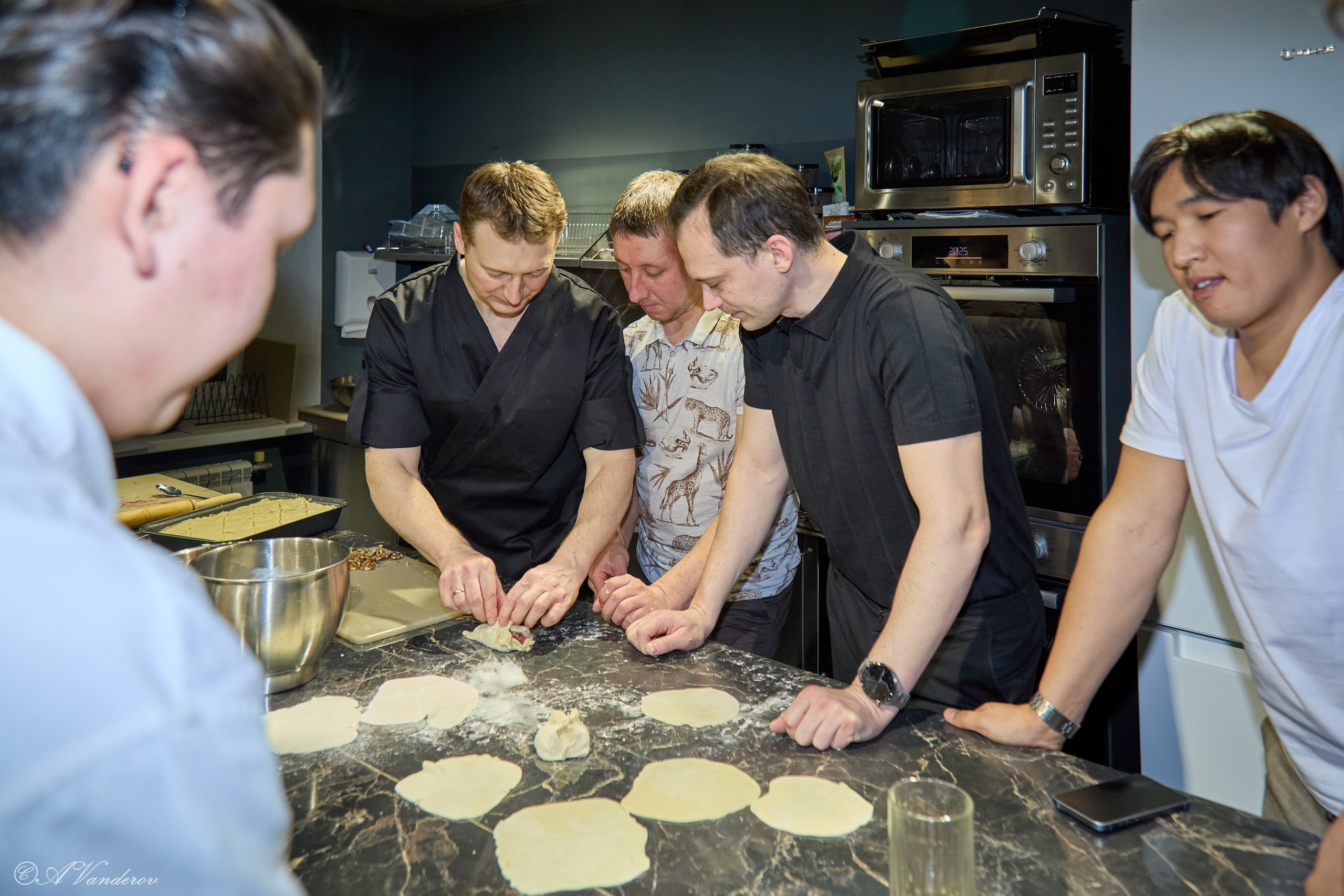 Мужские разговоры на кухне. Фотограф Омск | Александр Вандеров