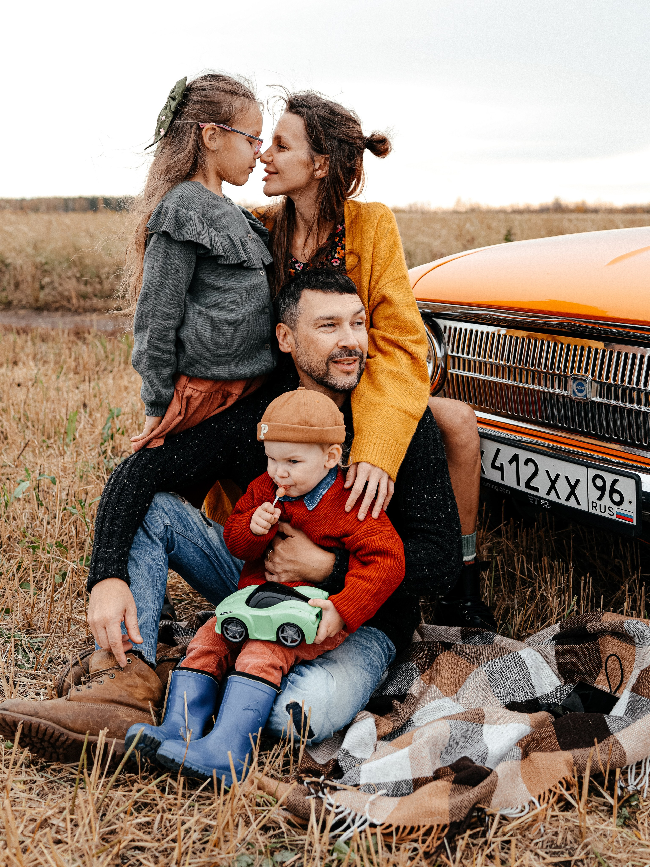 Семья Власовых и ретро авто. Семейный и детский фотограф в  г. Екатеринбурге Холодова Юлия
