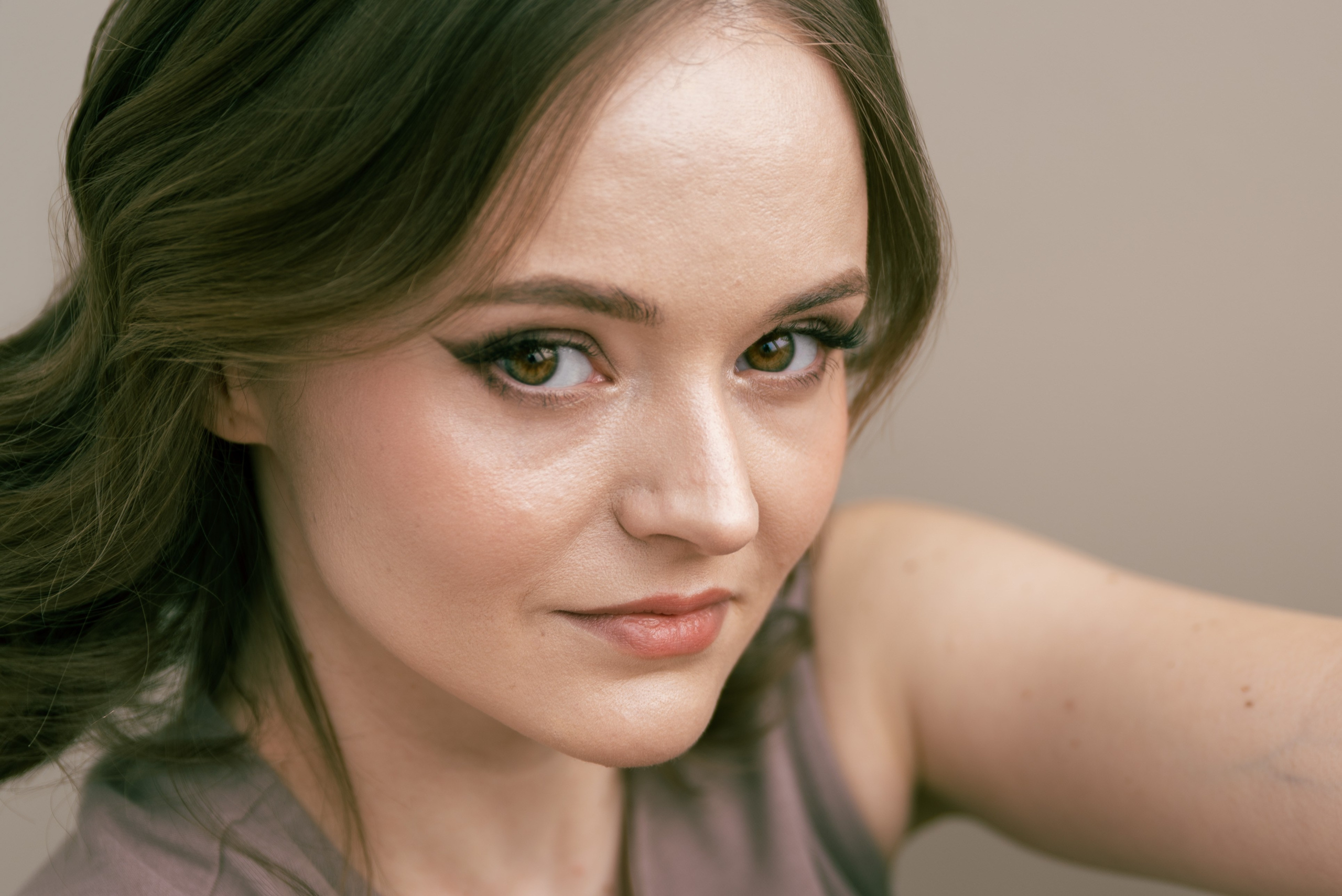 Крупный портрет модели. Естественный свет. Макияж со стрелками на глазах.