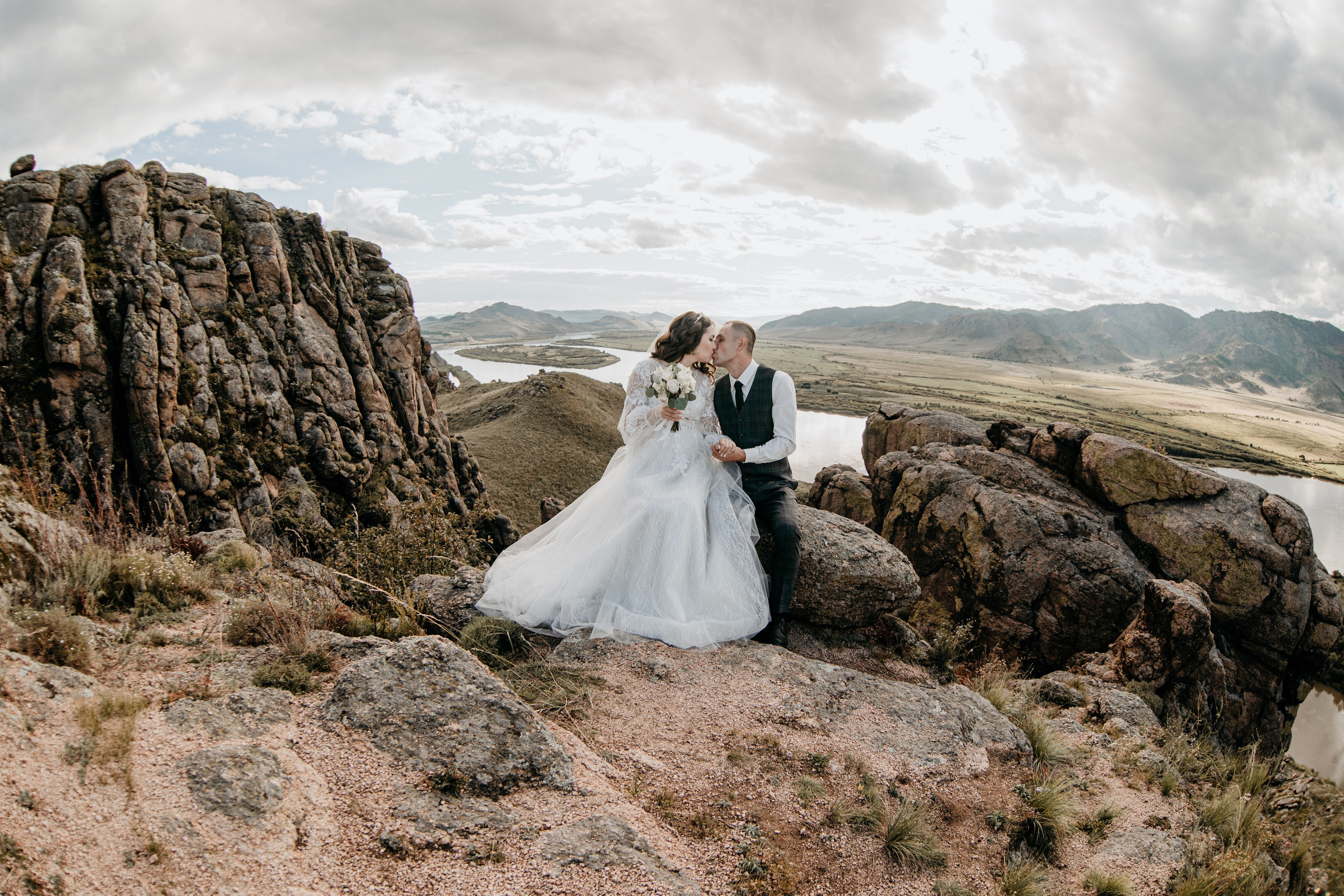 Свадебный фотографии с прогулки в окрестностях Улан-Удэ. Фотограф в Улан-Удэ. Свадебный фотограф в Улан-Удэ