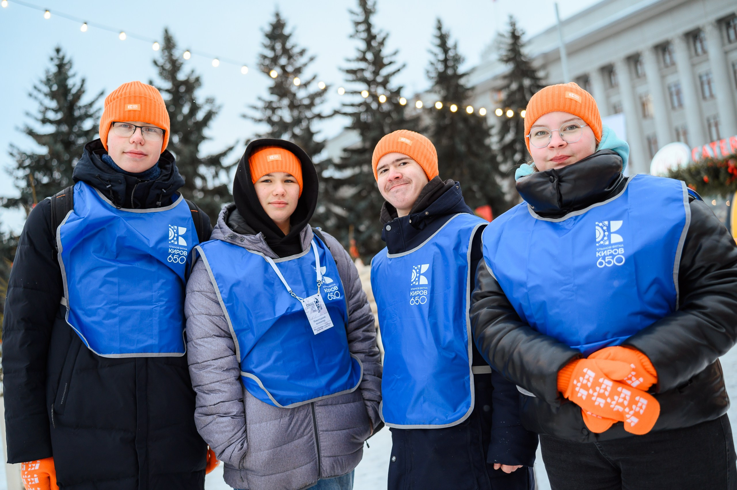 Новогодние волонтеры | Открытие Новогодней столицы Кирова 2025. Репортажный фотограф в Кирове Александр Лутошкин