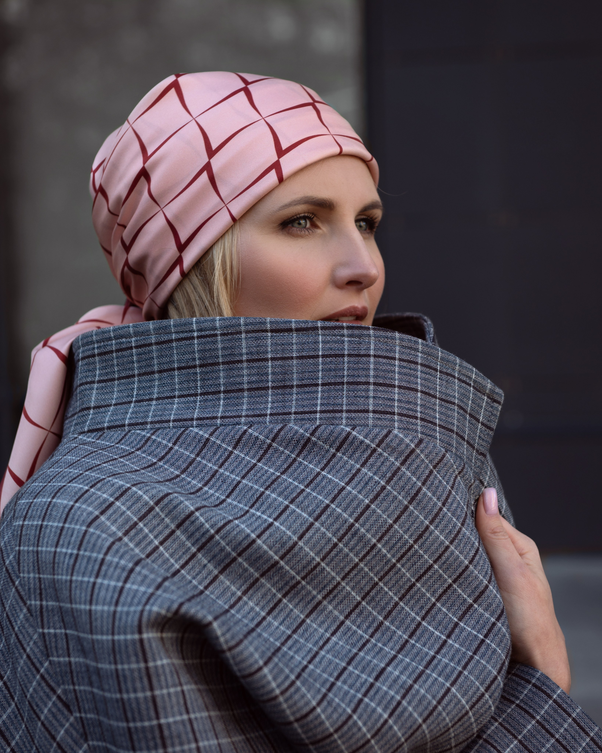 Эффектный портрет с естественным светом: Женщина в элегантном сером пальто и шелковой бандане. Уличная контент-съемка