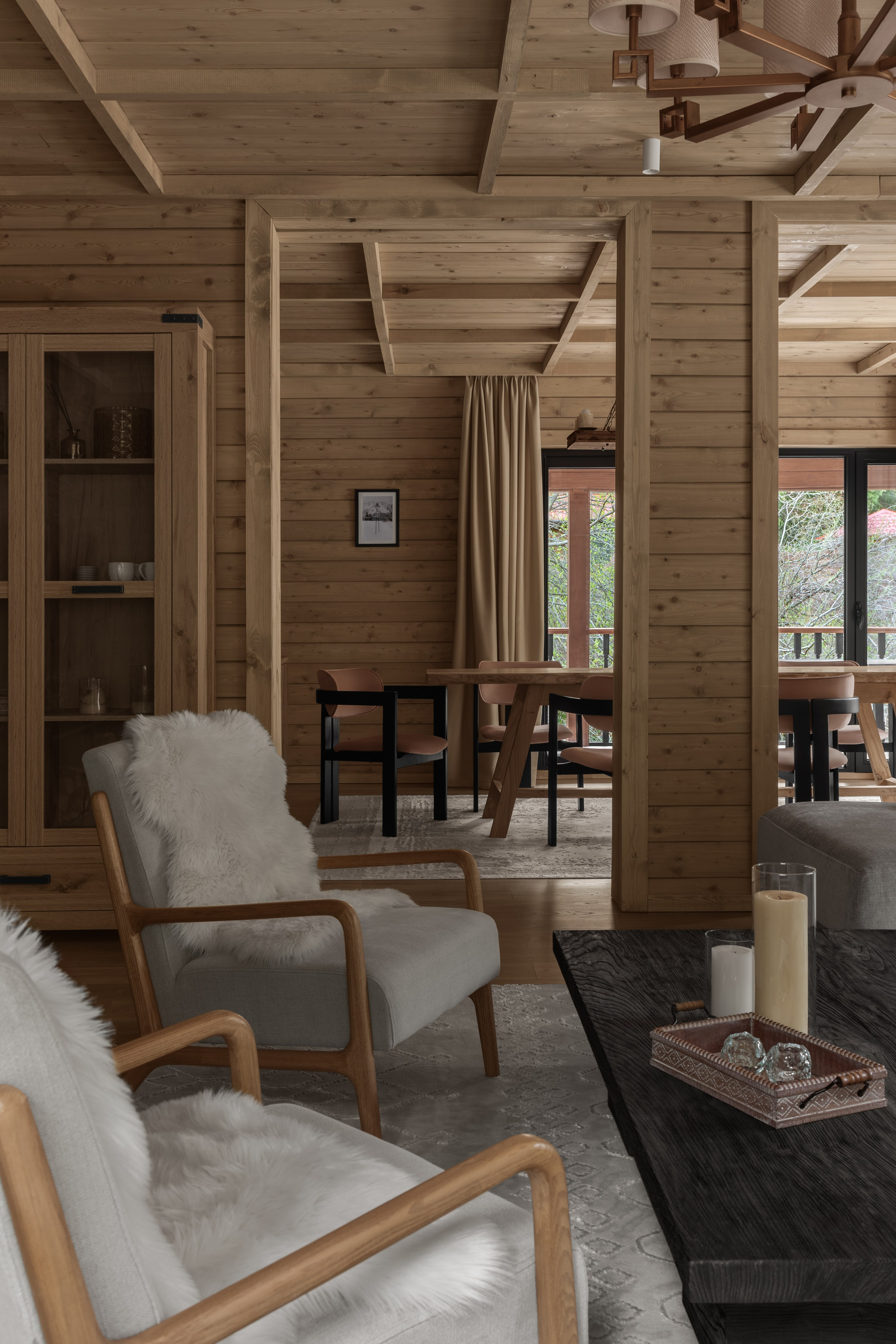 Фотографии деревянного дома, обеденная зона совмещённая с гостиной в деревянном шале.