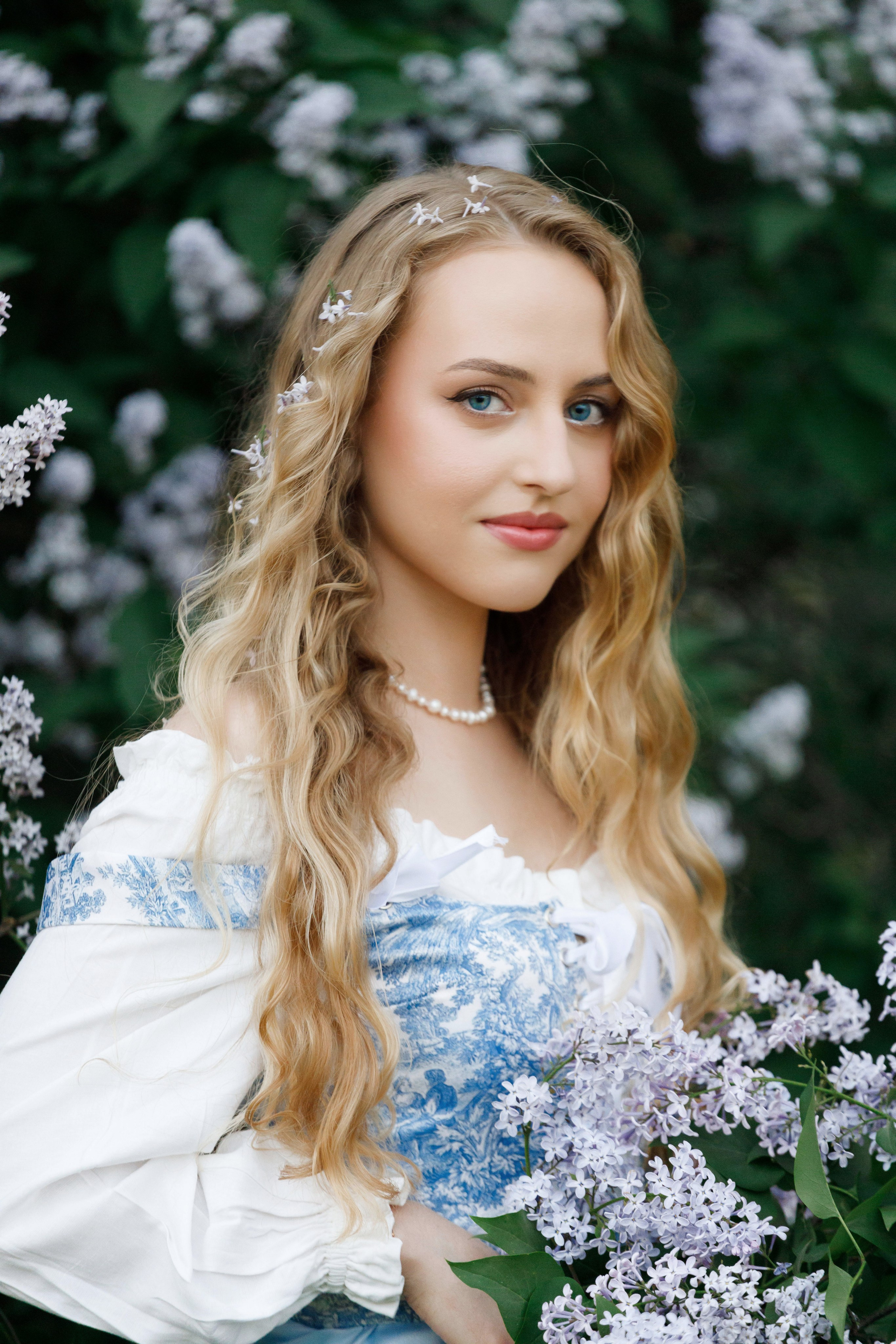 Фотосъемка в цветущей сирени. Модель Ангелина. Фотограф Яков Поспехов