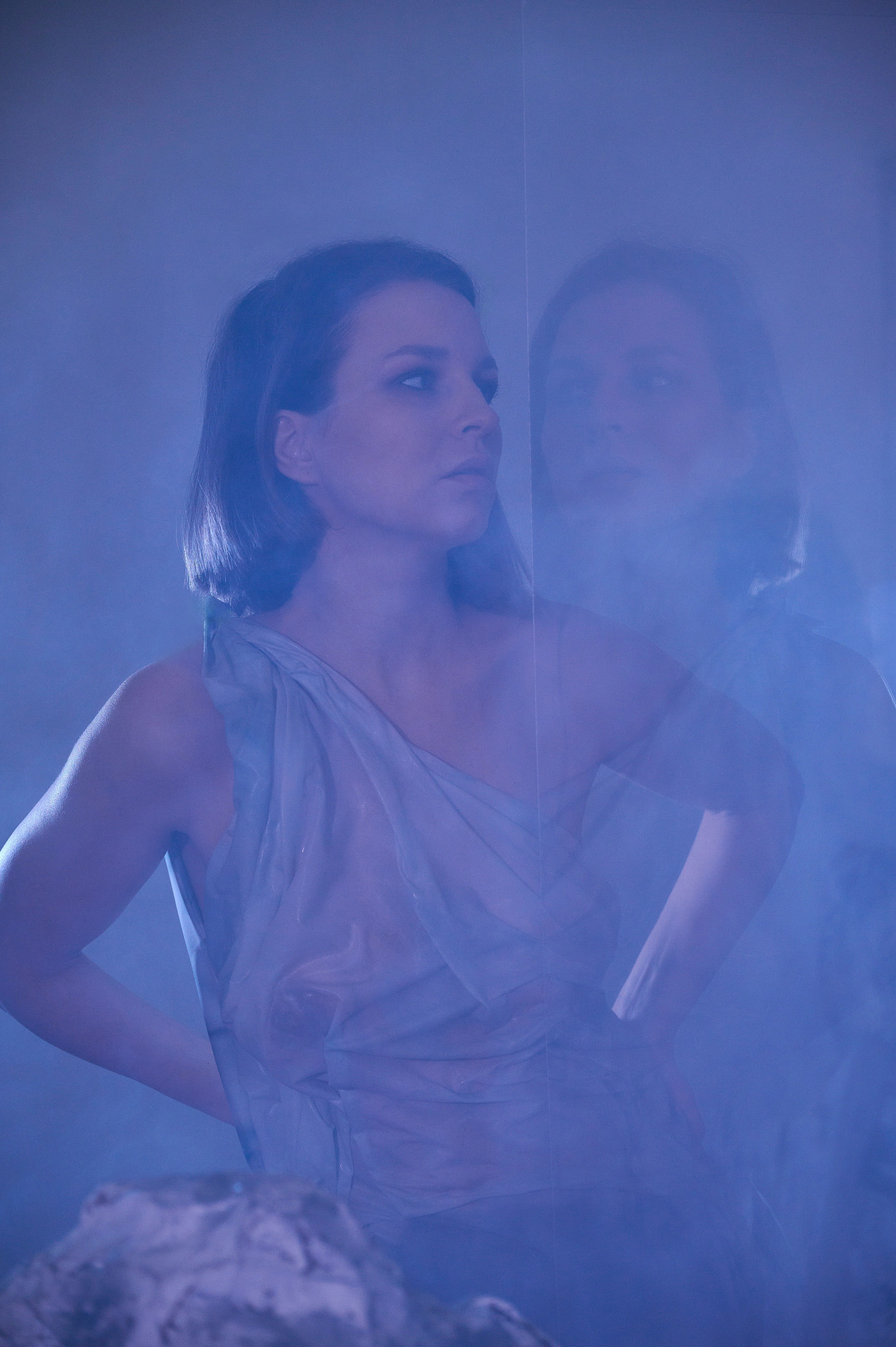 Фотосессия Ксении в декорациях «Лед» со стеклянным кубом