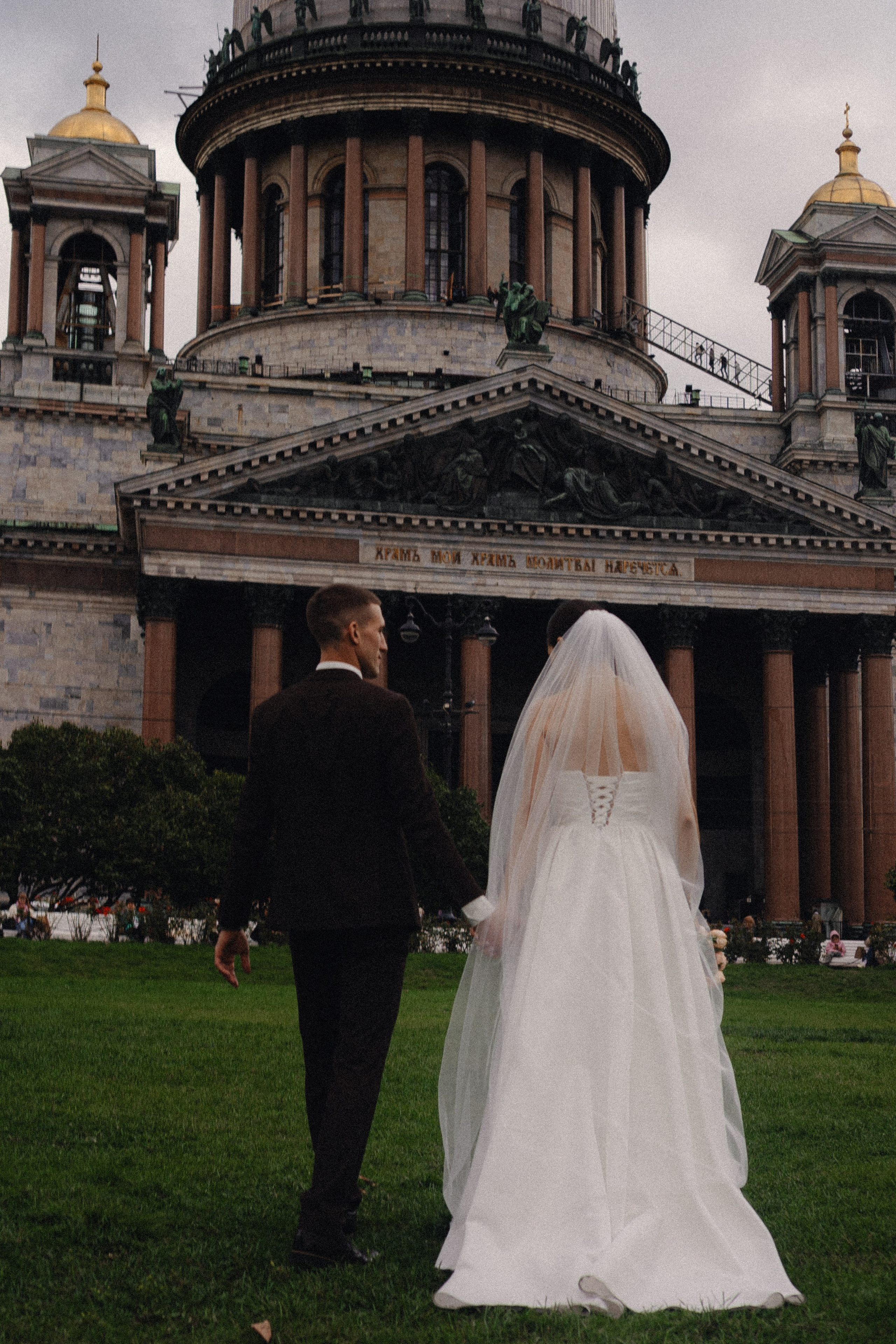 СВАДЕБНАЯ ПРОГУЛКА В САНТК-ПЕТЕРБУРГЕ (ИСАКИЕВСКИЙ СОБОР, ЗИМНЯЯ КАНАВКА, ЭРМИТАЖ И БОЛЬШАЯ МОРСКАЯ УЛИЦА). Профессиональный фотограф, Санкт-Петербург — Виктория Богомолова