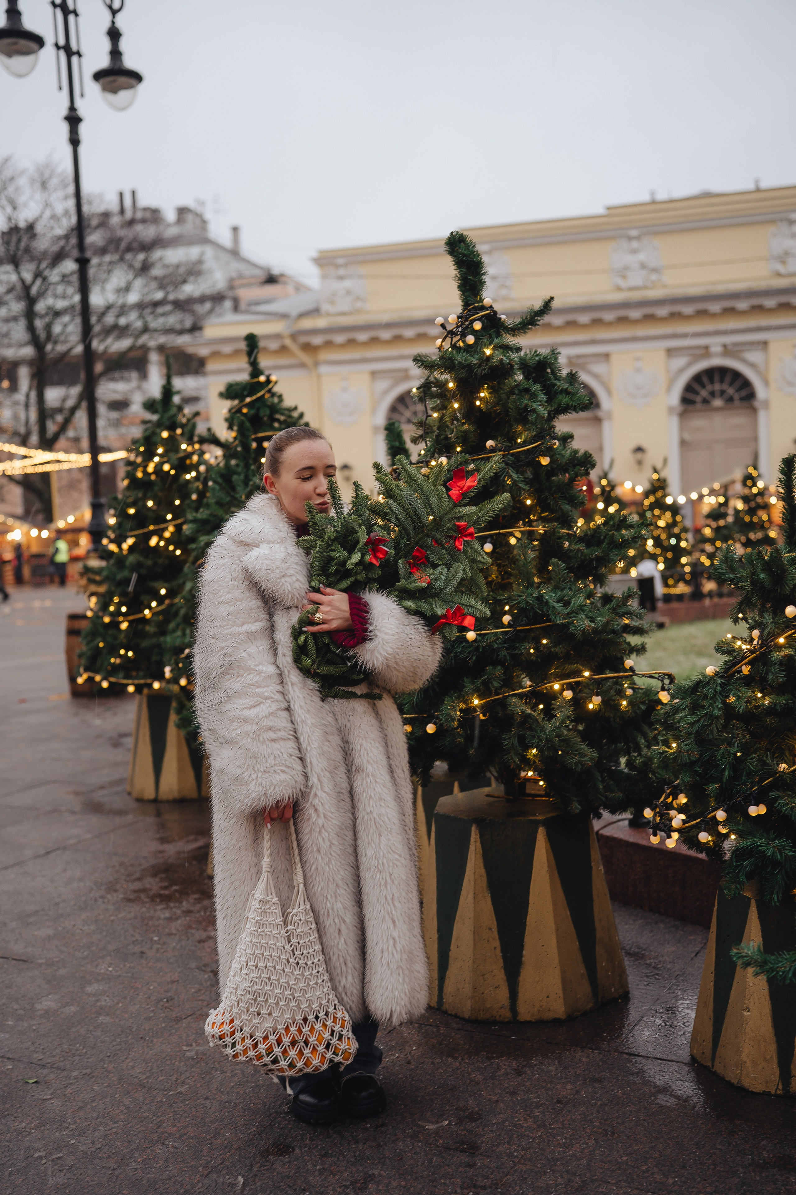 ПРОГУЛКА НА МАНЕЖНОЙ ПЛОЩАДИ ДЛЯ ДЕВУШКИ ПЕРЕД НОВЫМ ГОДОМ (НОВОГОДНЯЯ ФОТОСЕССИИЯ НА МАНЕЖНОЙ ПЛОЩАДИ). Профессиональный фотограф, Санкт-Петербург — Виктория Богомолова