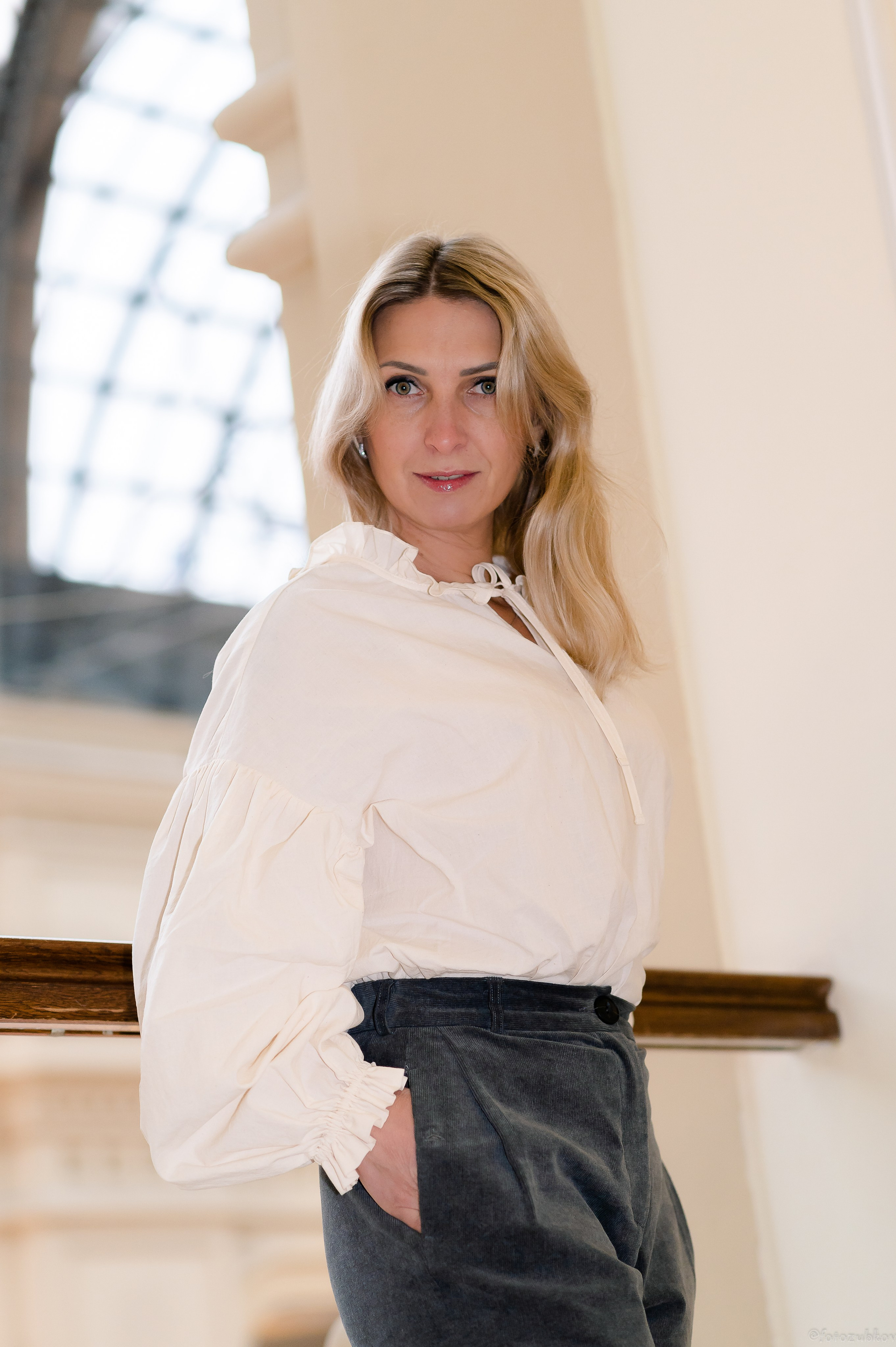 Красивая девушка в белой рубашке