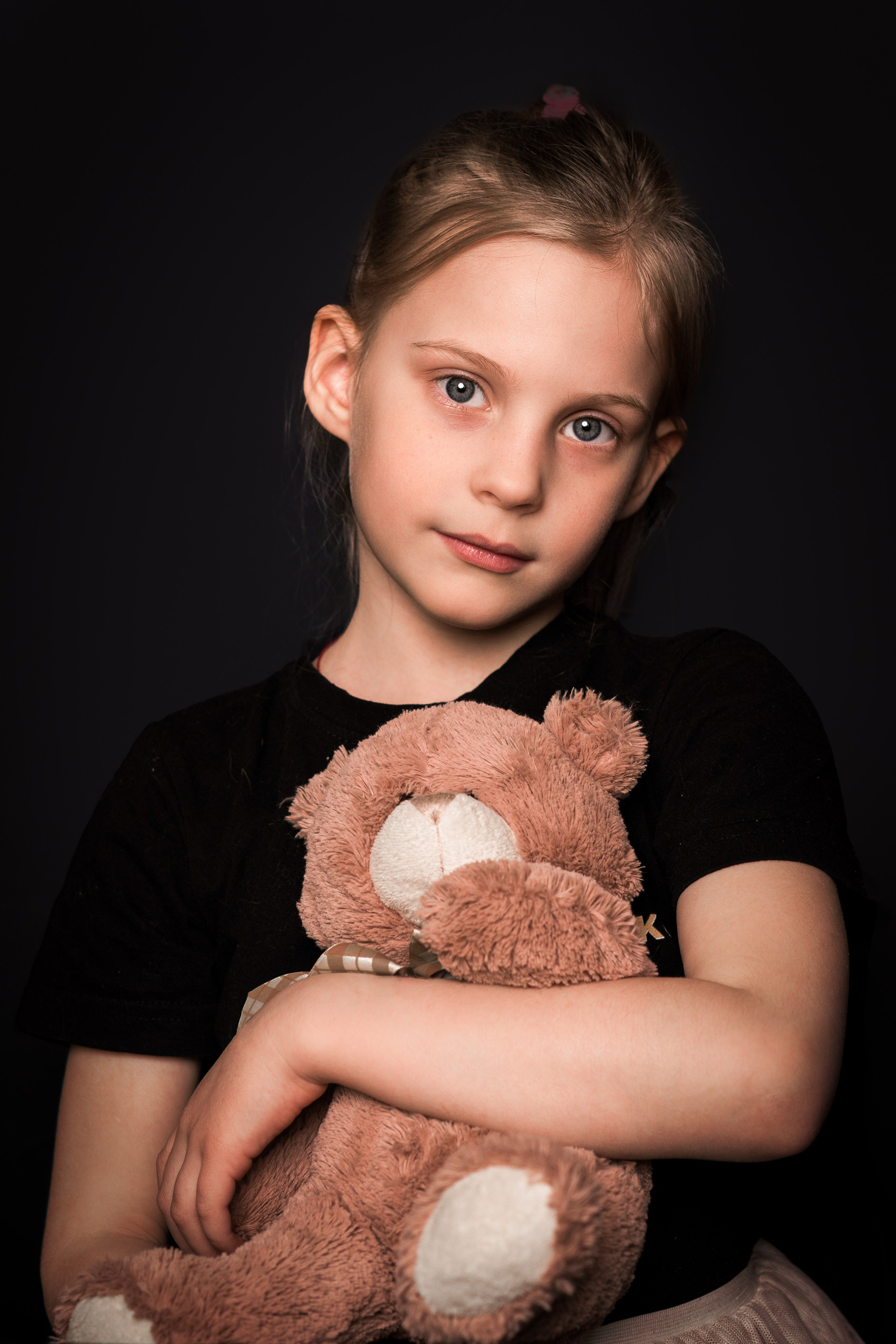 Детский сад, портреты на чёрном фоне. Фотограф Шунова Саша