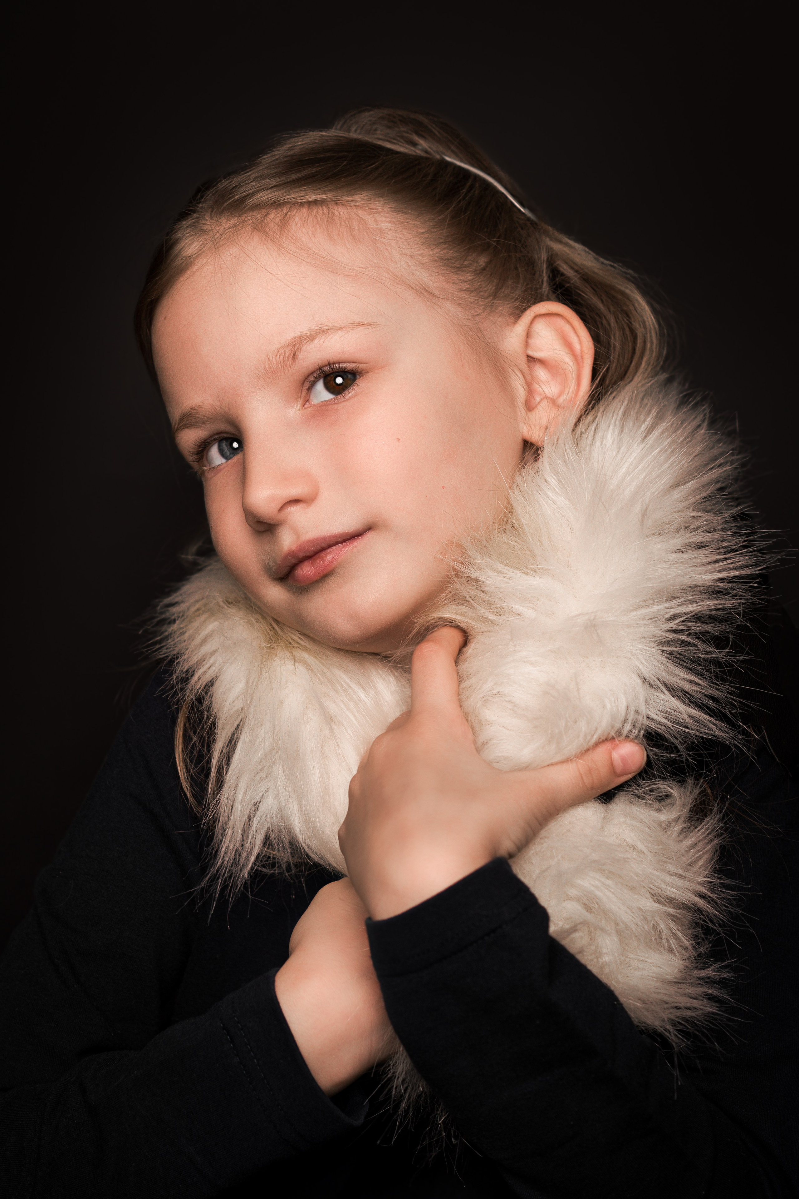 Детский сад, портреты на чёрном фоне. Фотограф Шунова Саша