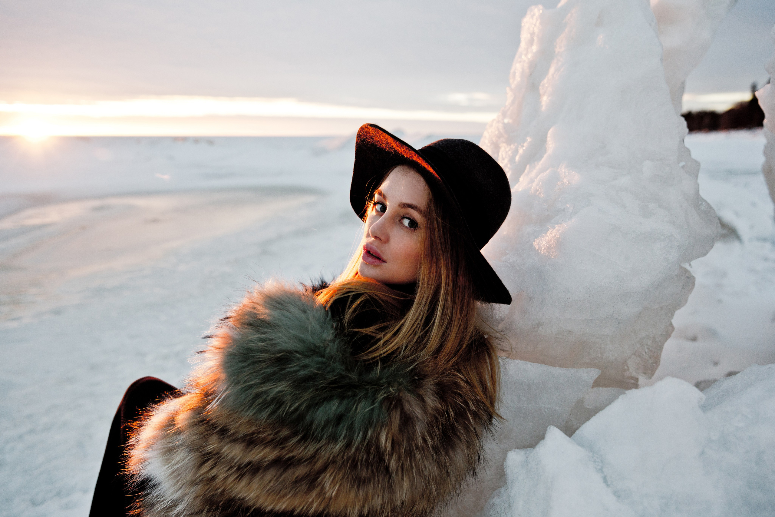 Девушка на берегу Финского залива на закате портрет