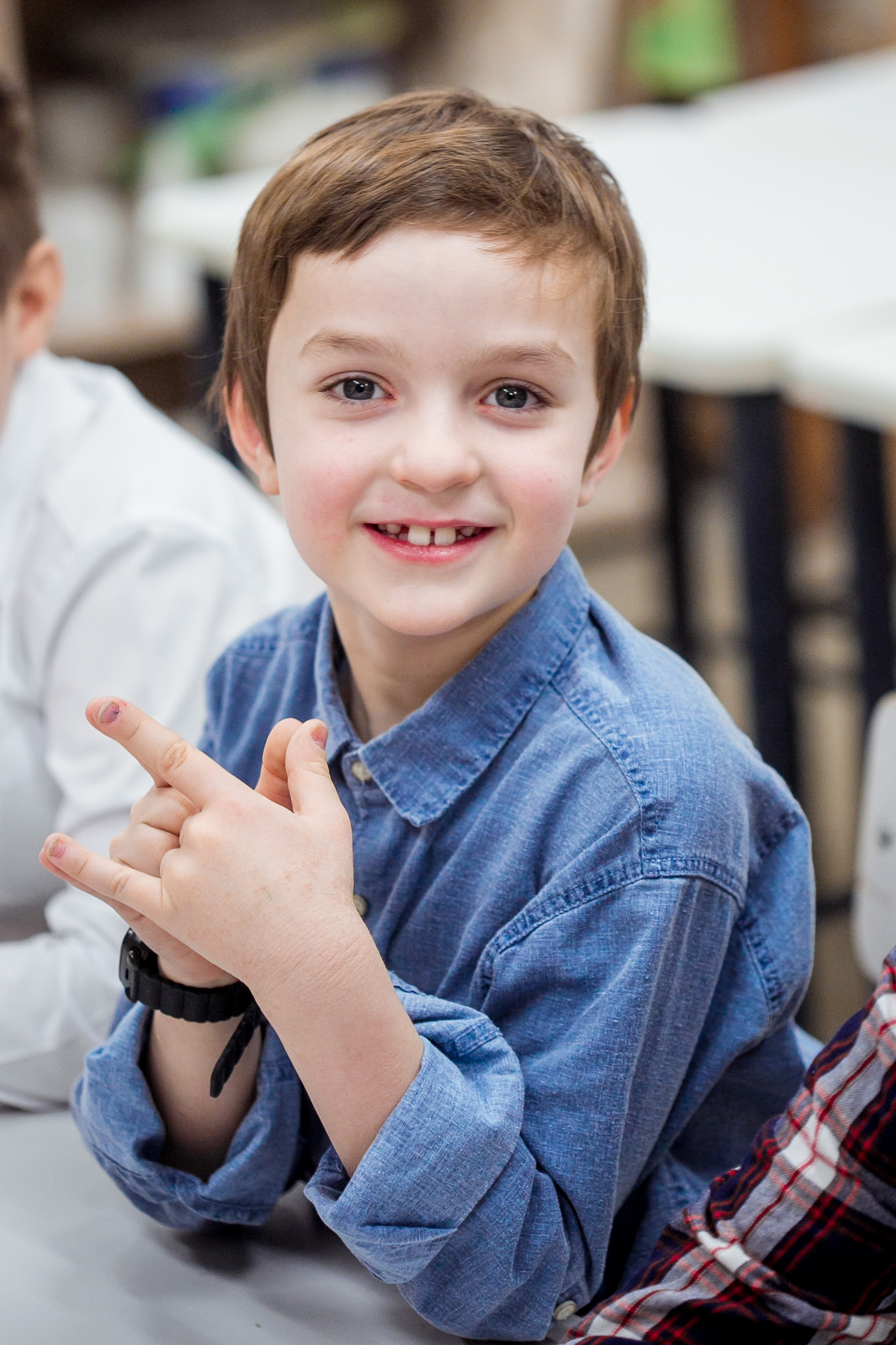 Школьники делают поделки к Новому году. Репортажный фотограф Борис Геер