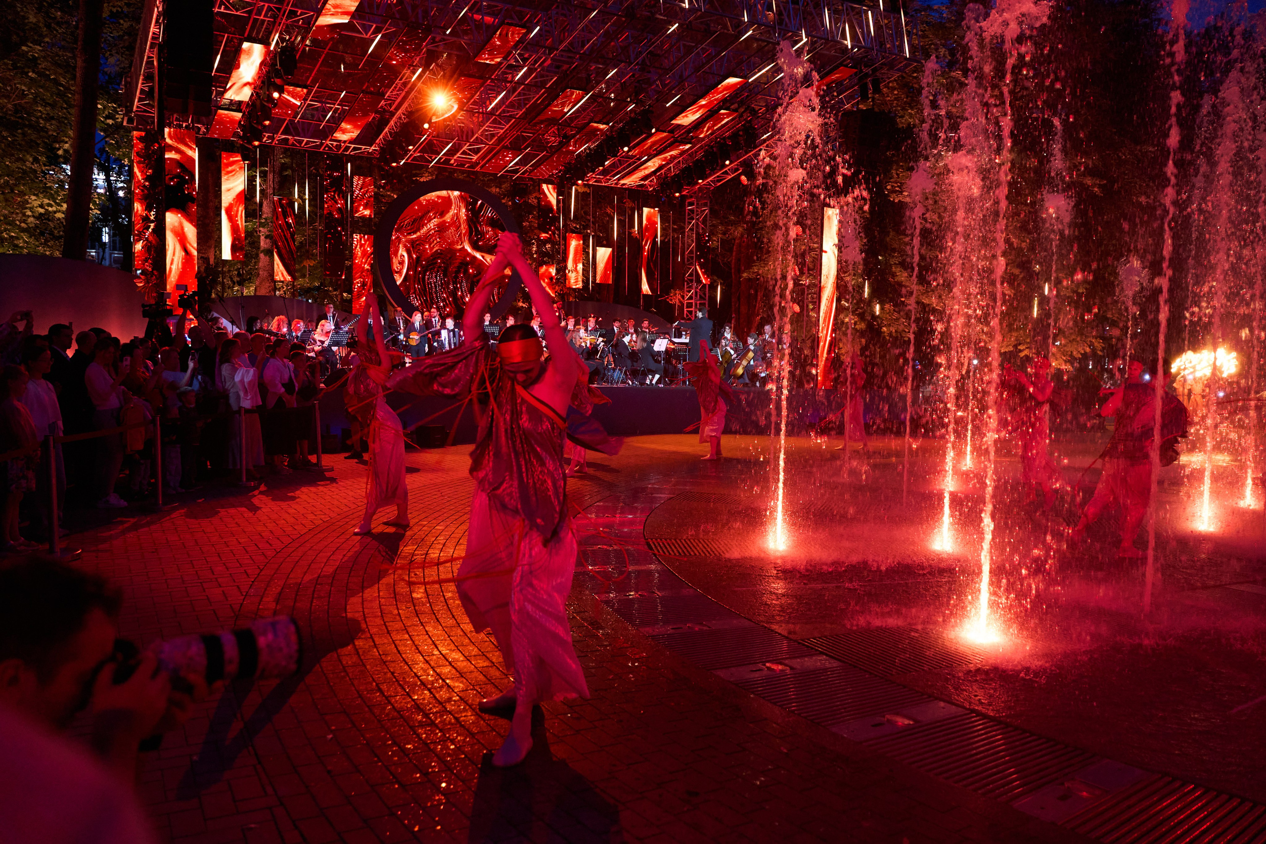 Сбербанк открытие фонтана. Услуги фотографа в Смоленске. Фотограф на свадьбу