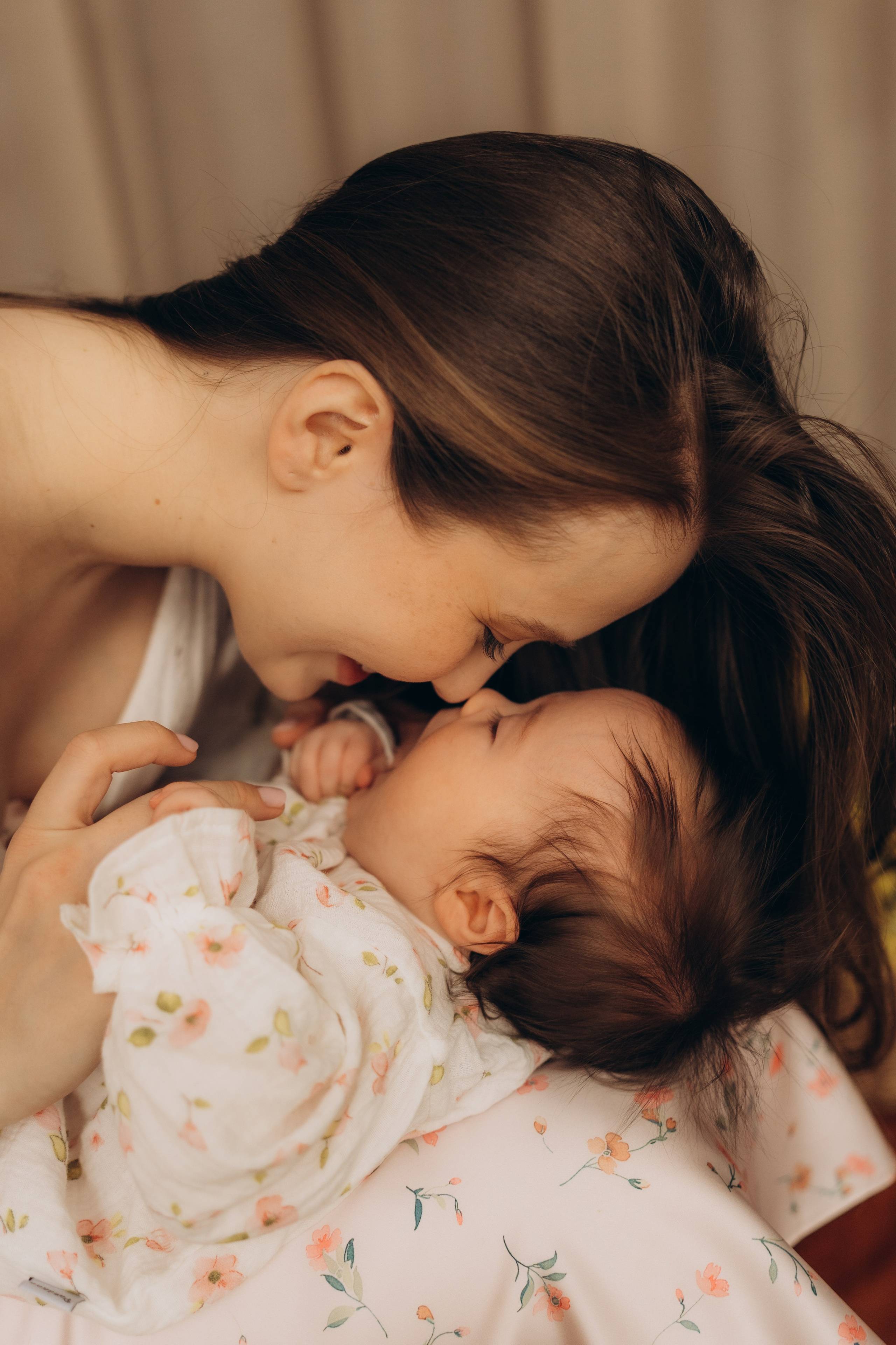 Мама с дочкой и мимозы. Семейный фотограф в Казани