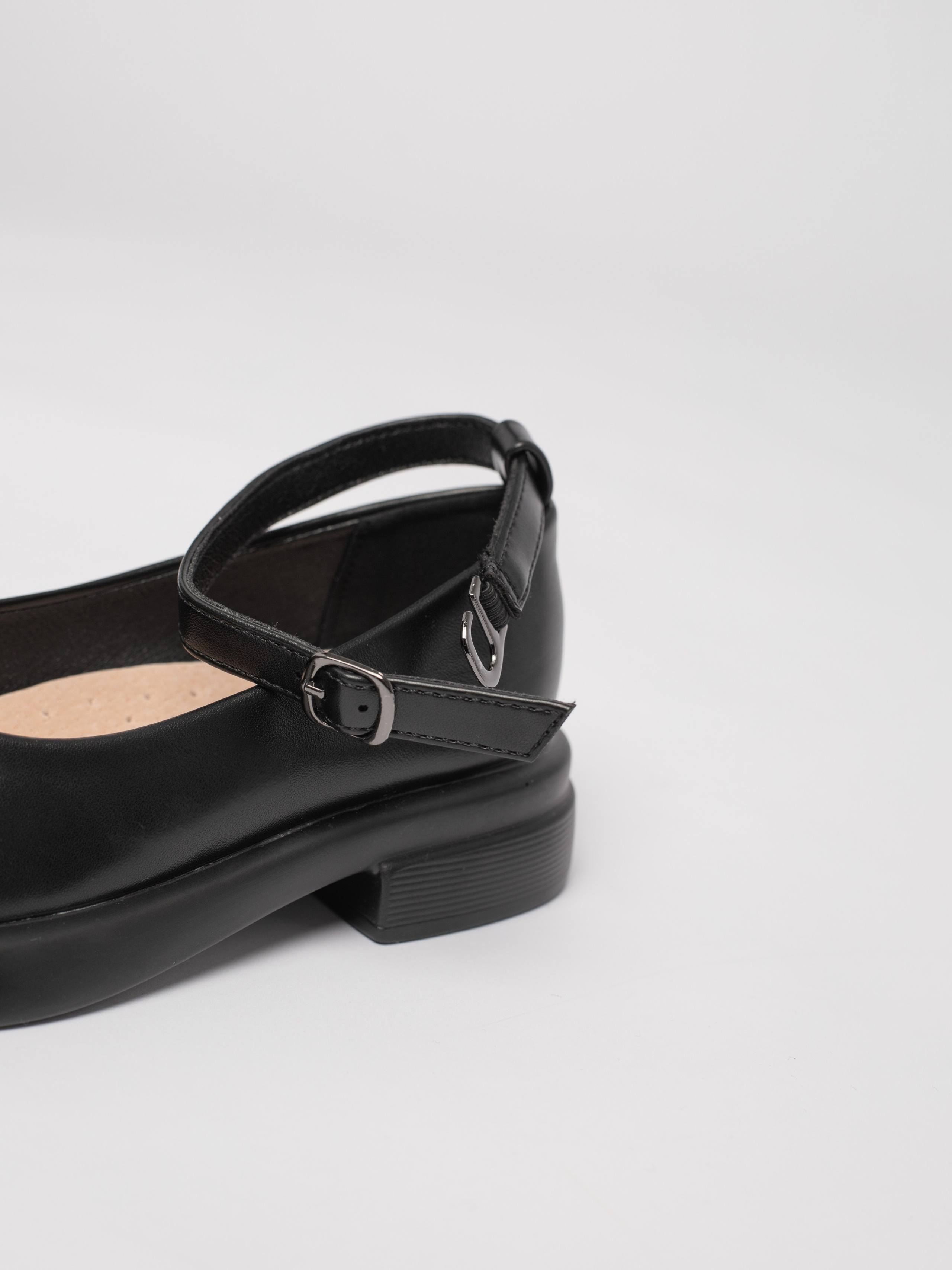 Школьные туфли. Фотостудия предметной и модельной съёмки для маркетплейсов