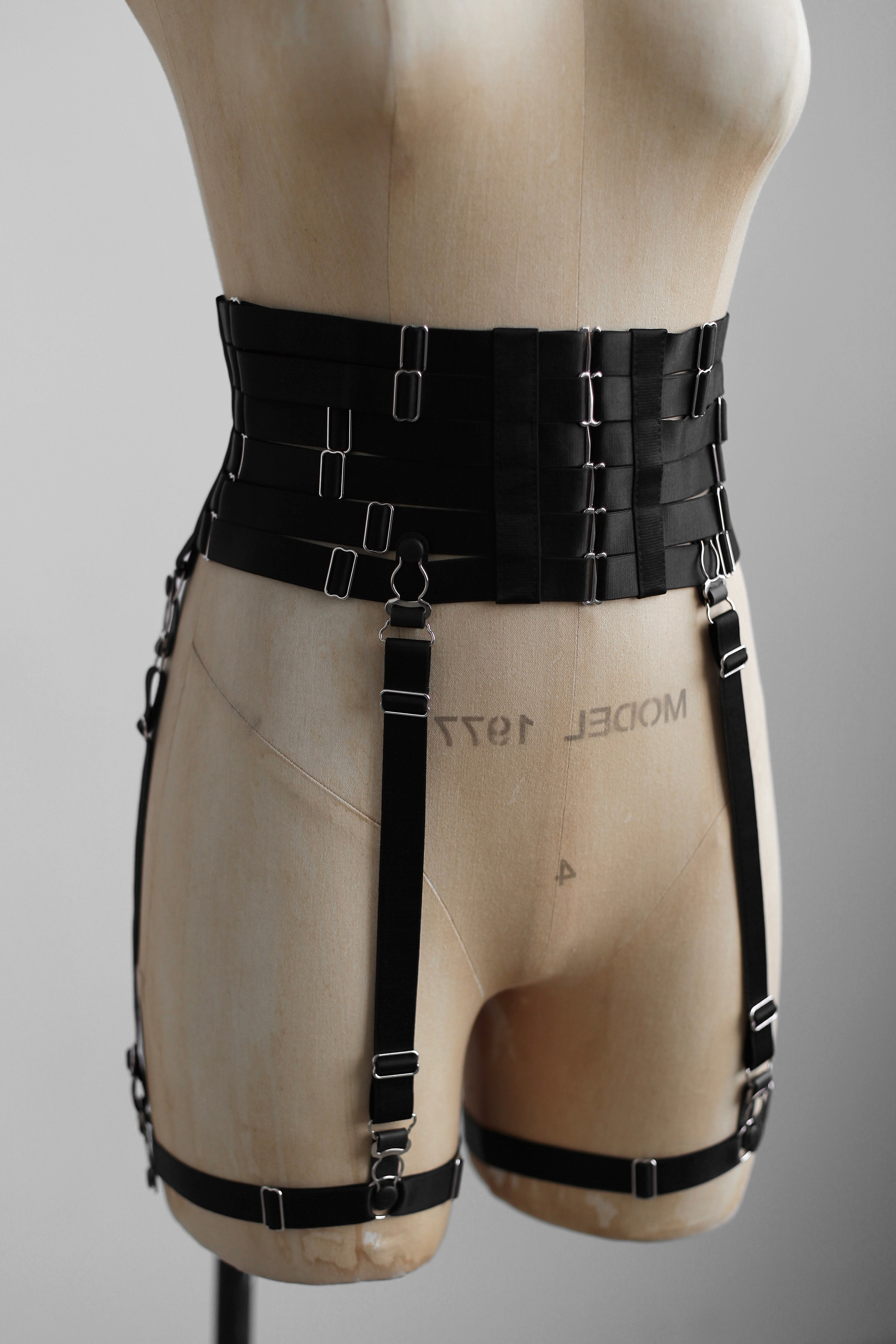 Пояс 'Bandage'. Лиза Бродская — фотограф в Москве