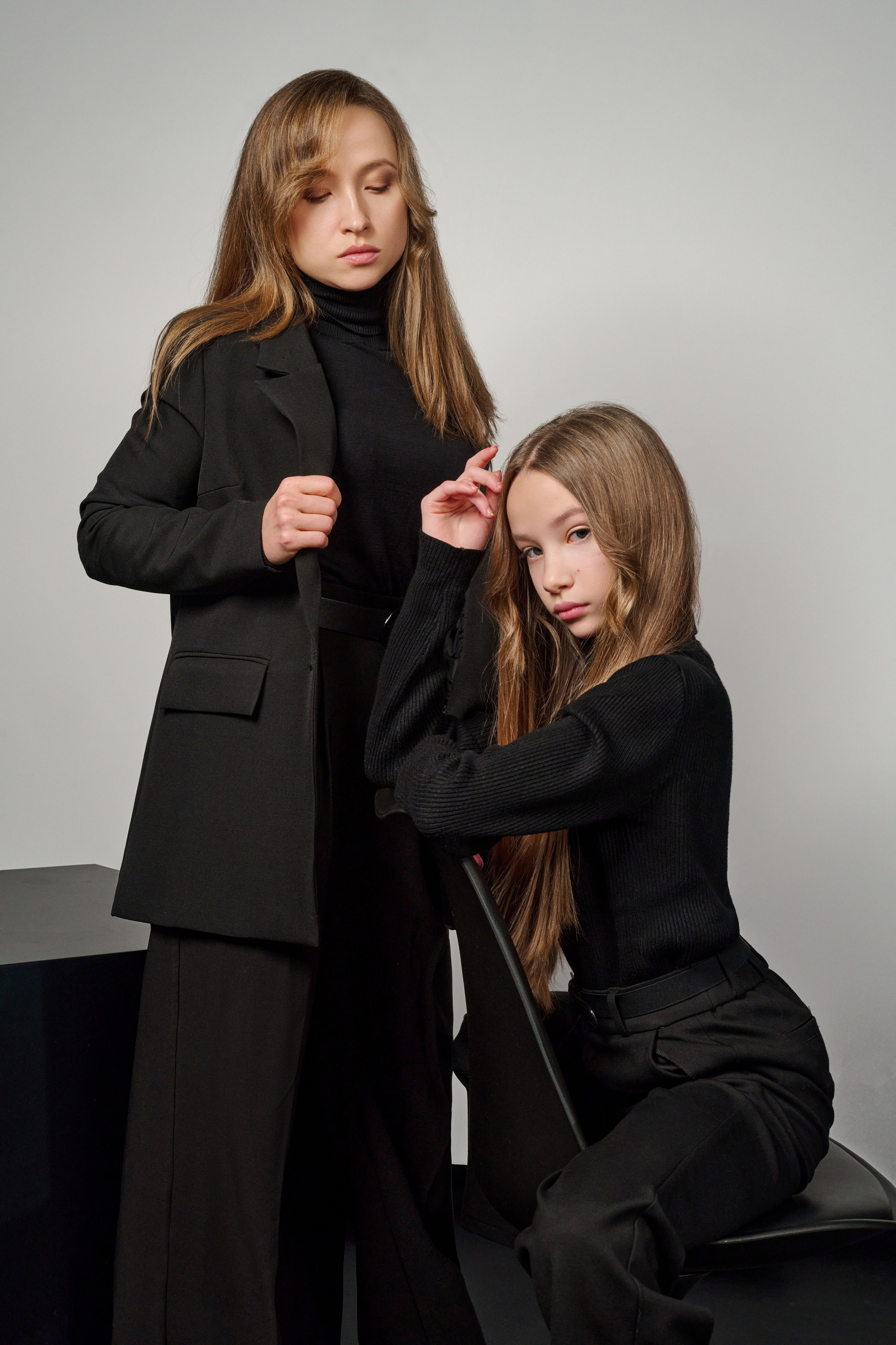 Студийная стильная съёмка матери и дочери