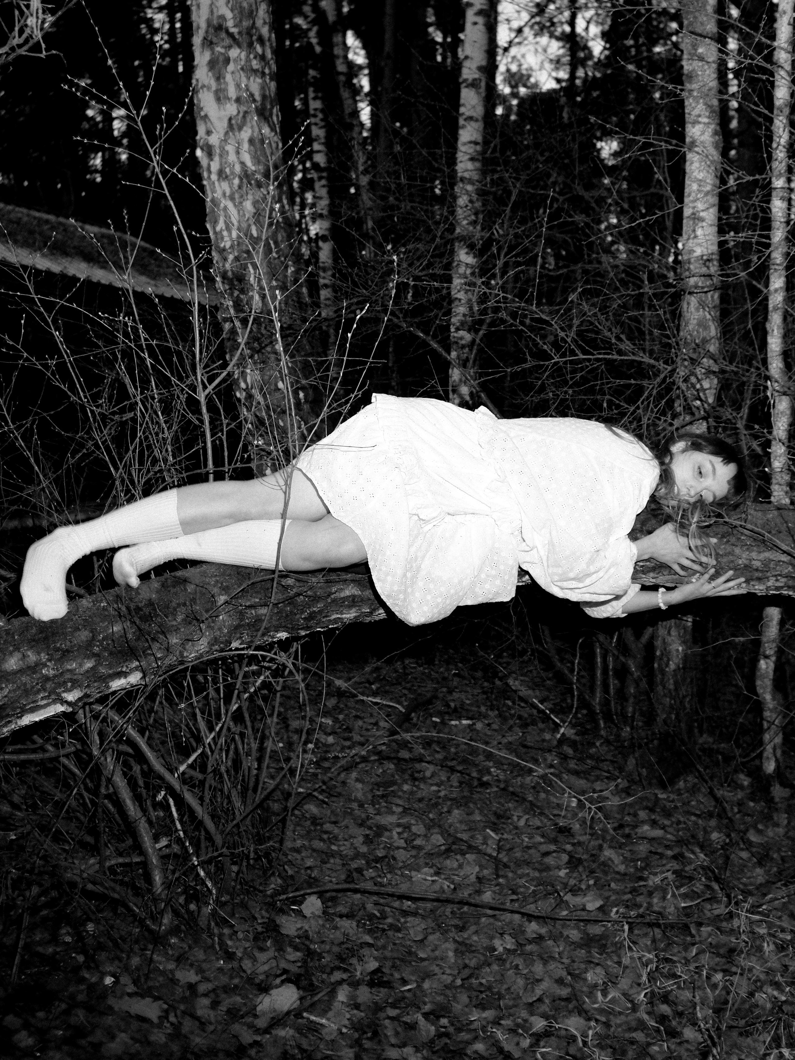 Полина на дереве. Фотограф в Челябинске Анастасия Синягина