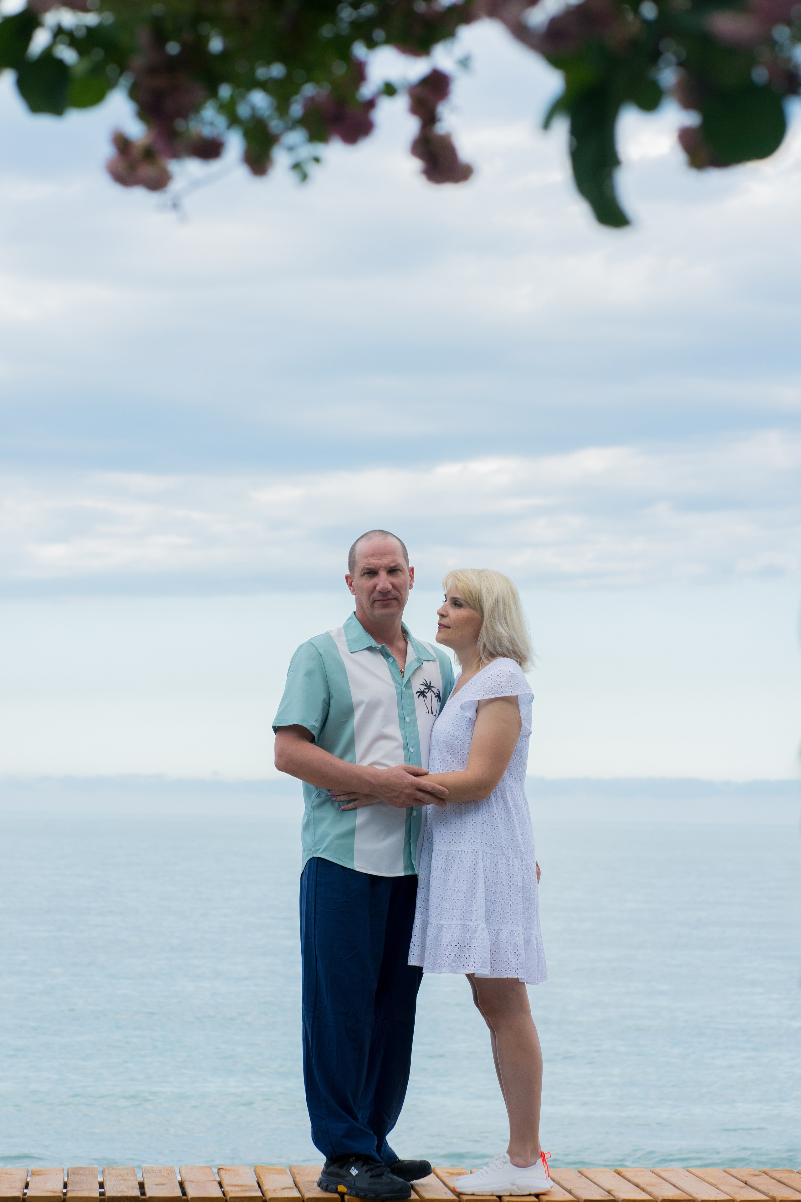 Утренняя съемка пары на море и набережной в Адлере. Фотограф в Сочи Тиунова Маргарита и Тиунов Евгений