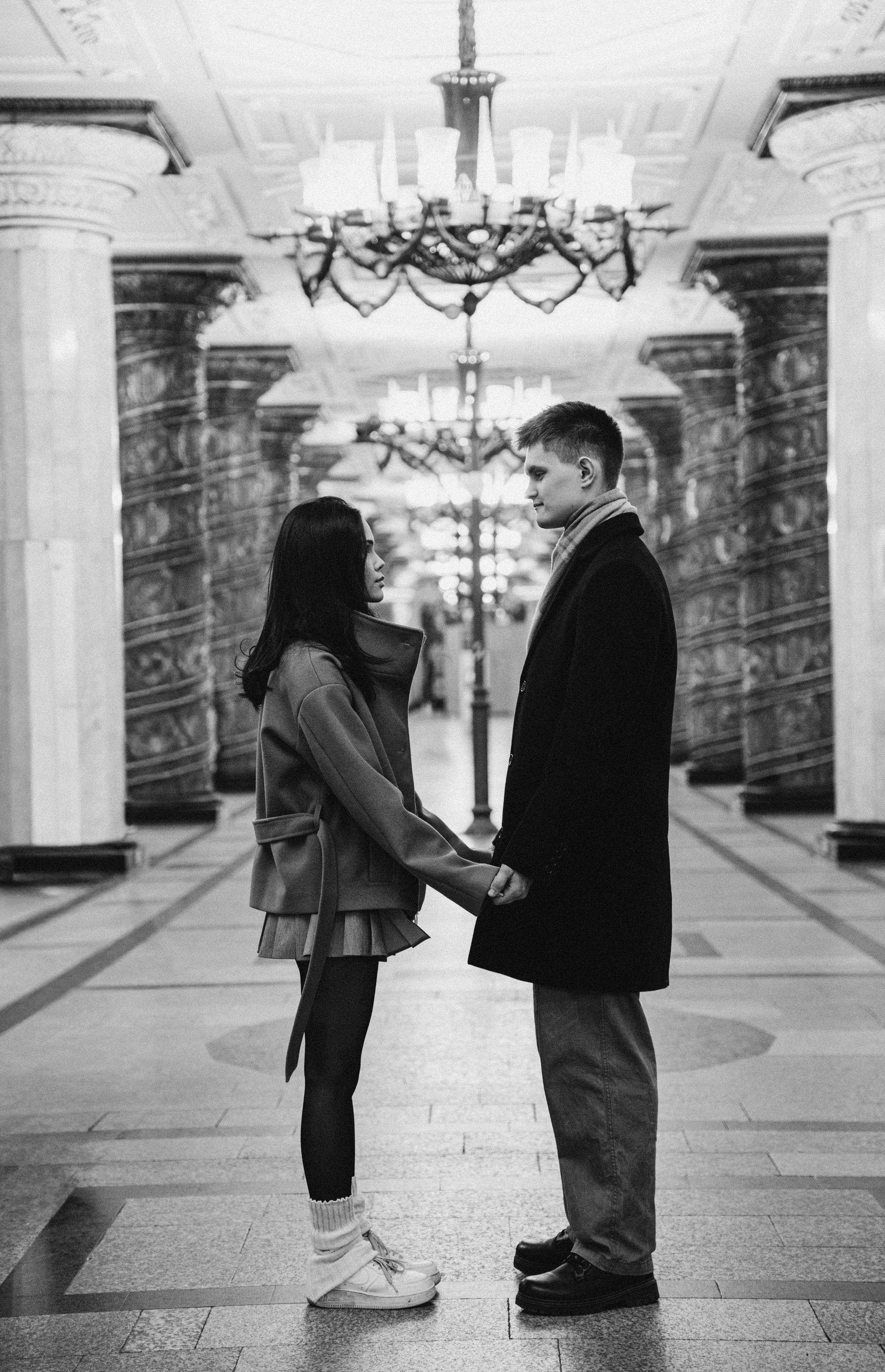 Парная фотосессия в Санкт-Петербурге. Фотосессия лавстори СПб. Федосова Елизавета - фотограф Санкт-Петербург. Свадебный фотограф СПб. Живые кадры. Фотосессия в метро. 