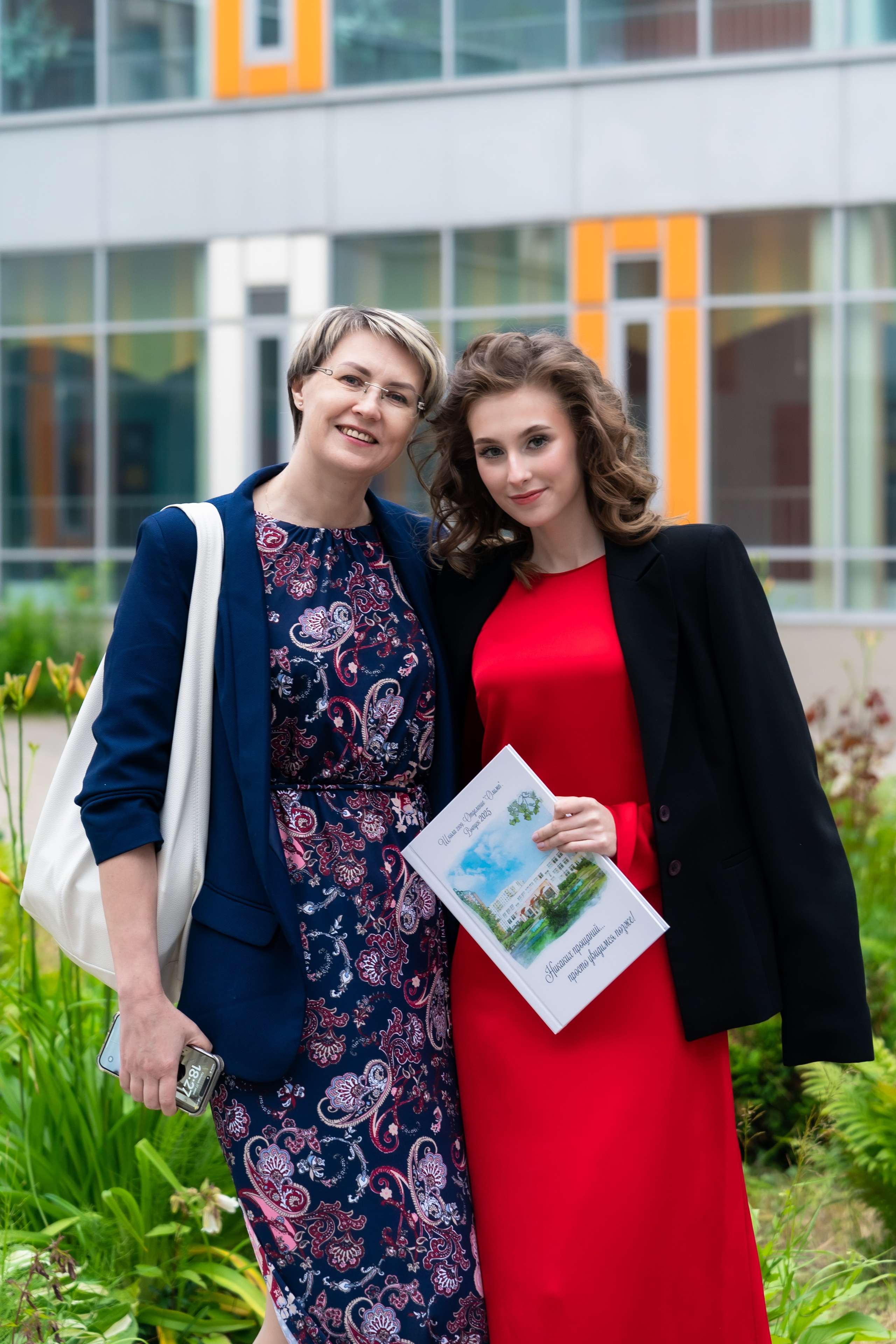 Фотограф на выпускной в 11 класс в школу, сразу снимается видео выпускного - выгодно