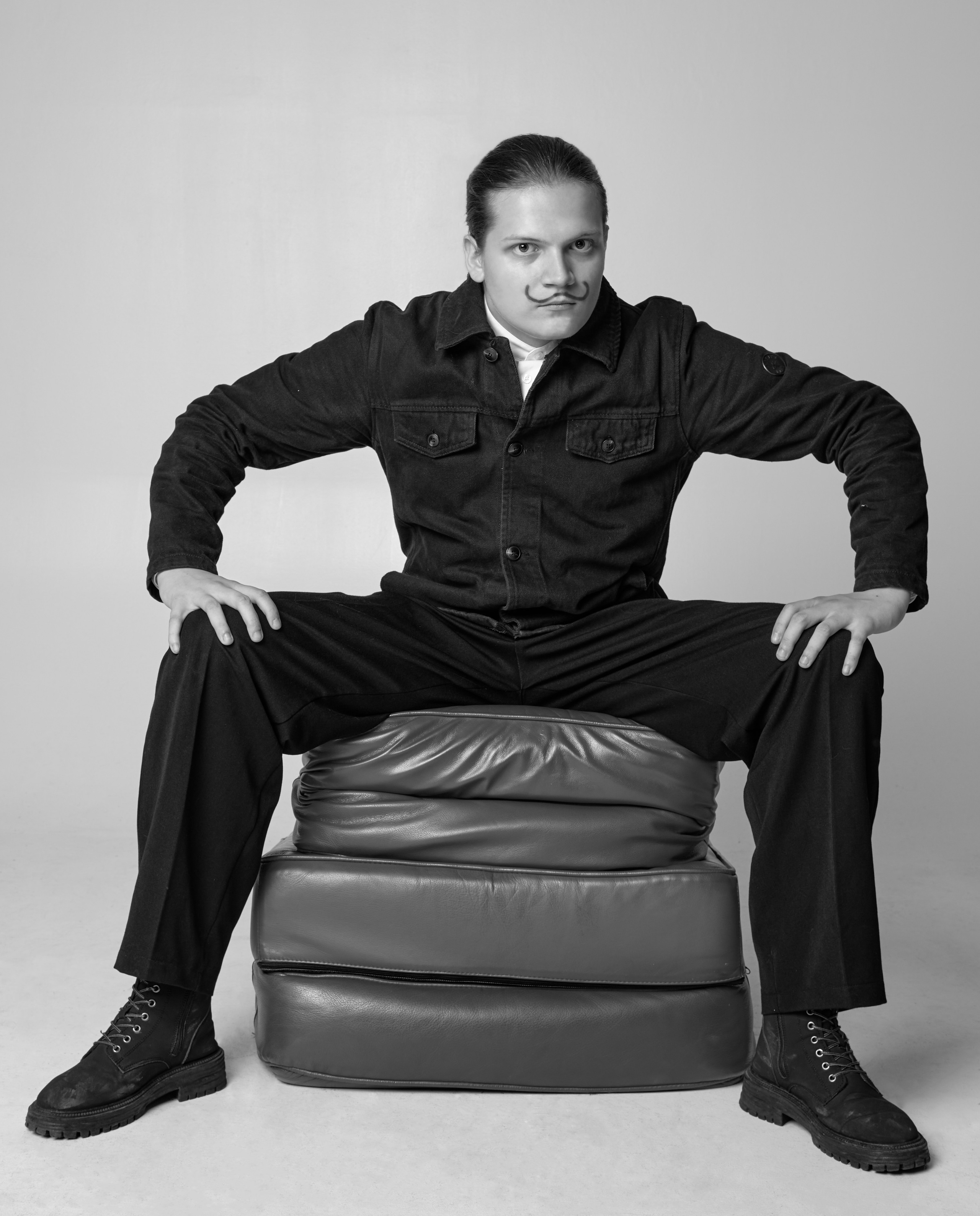 Чёрно-белый портрет с выразительным светотеневым рисунком, подчёркивающий черты лица и эмоции модели. Фотограф: Ожерельев Лев. Модель: Дмитрий Кивилев