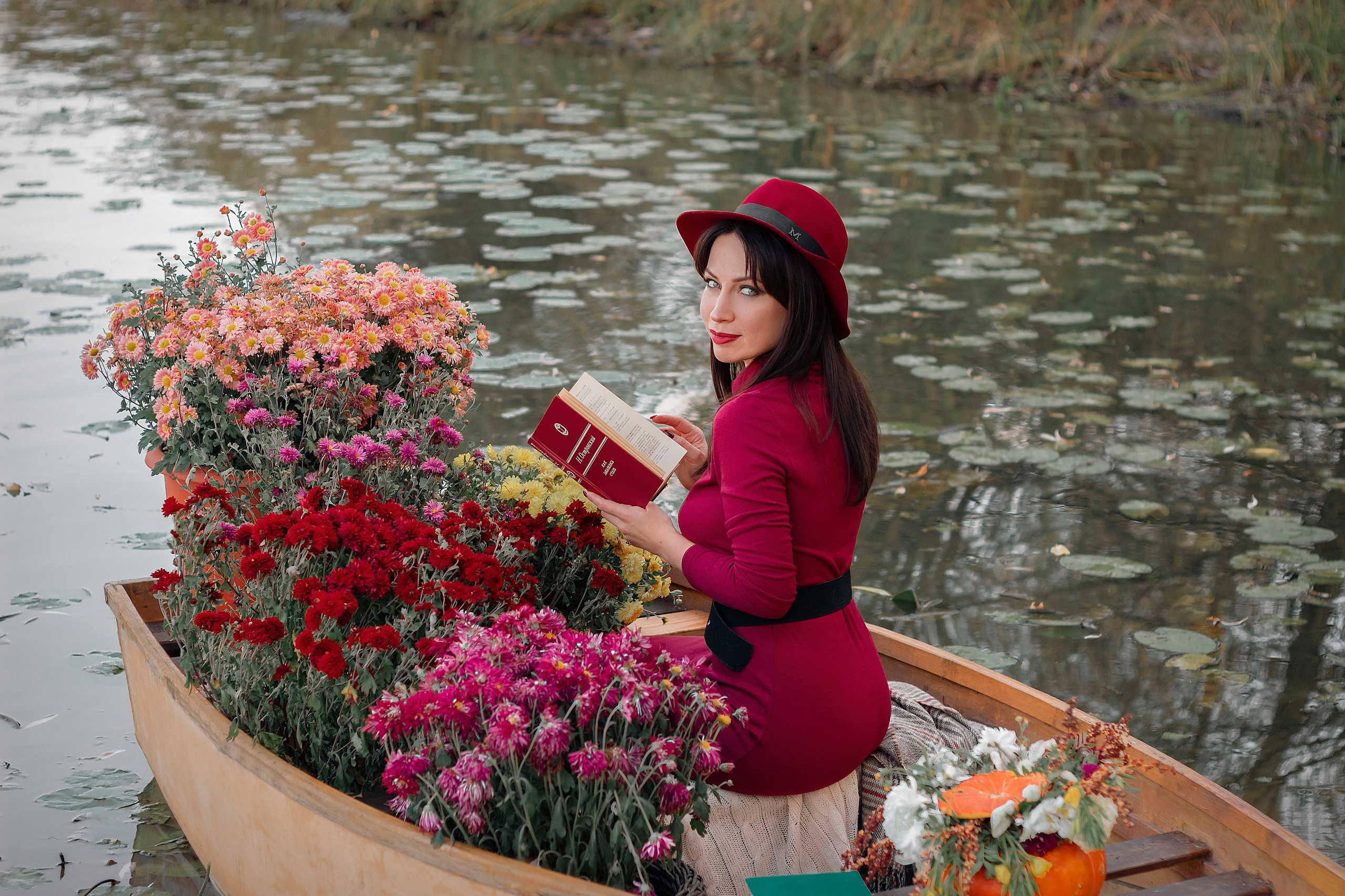 Лодка с хризантемами. Фотограф Ольга Бобб Нижний Новгород