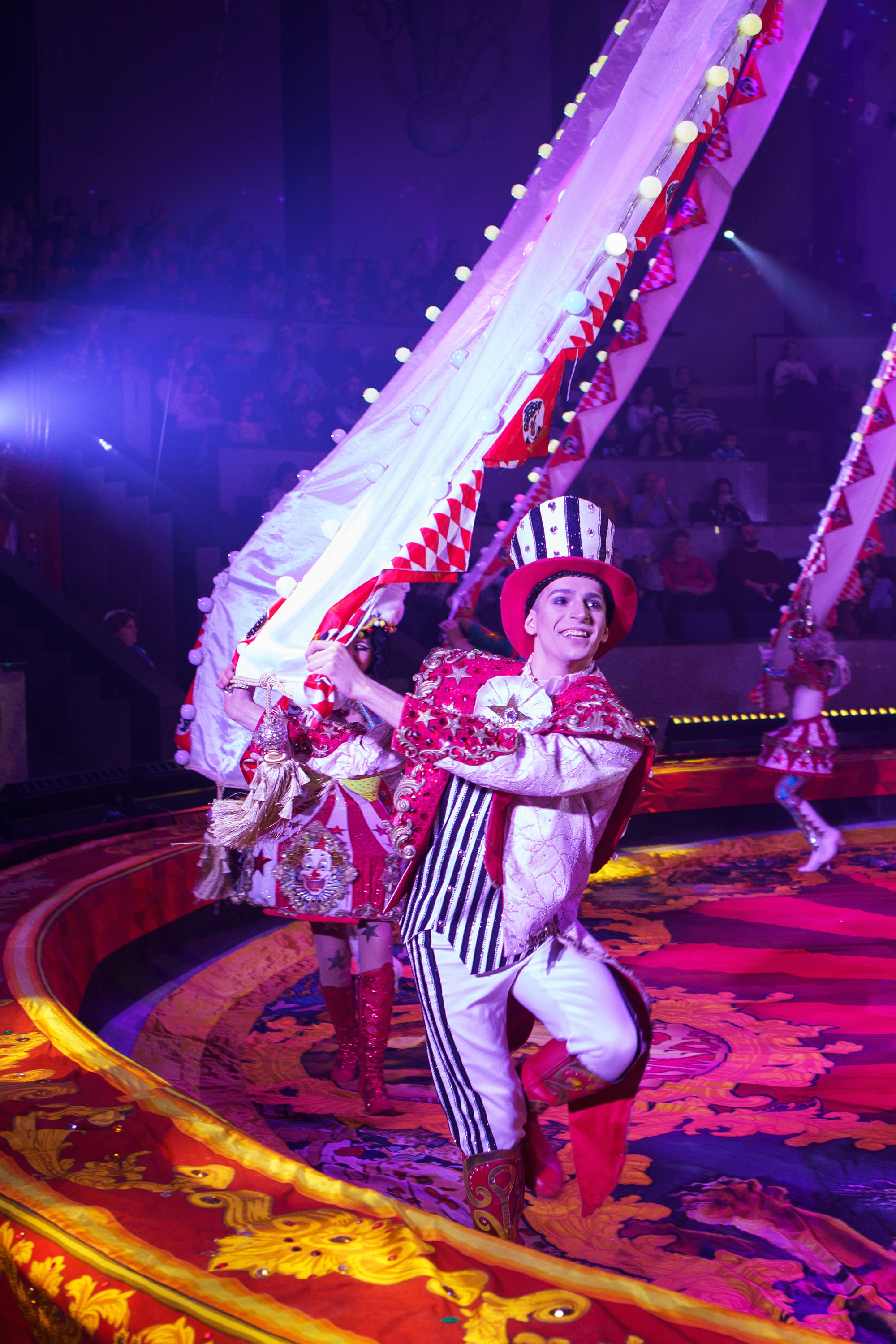 Грандиозный «БУРЛЕСК» Гии Эрадзе ВПЕРВЫЕ в Новосибирском цирке!. Фотомастерская Воробьевых