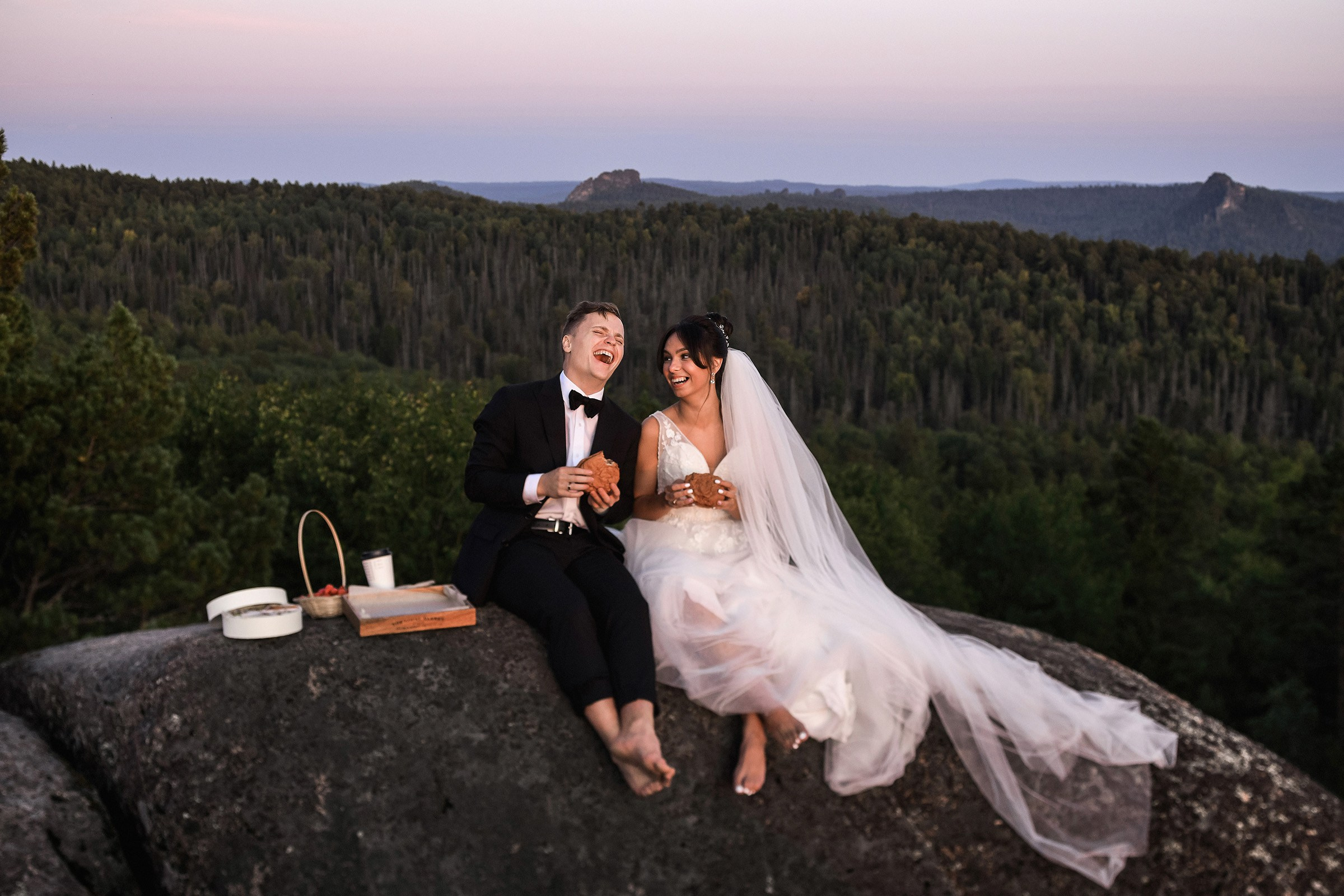 🌄 Демьян и Катя — свадьба в нацпарке "Столбы" | Веселый банкет и эпичные фото на скалах. 📸 Свадебный и семейный фотограф в Красноярске Тихомиров Евгений | 17 лет опыта | 800+ свадеб