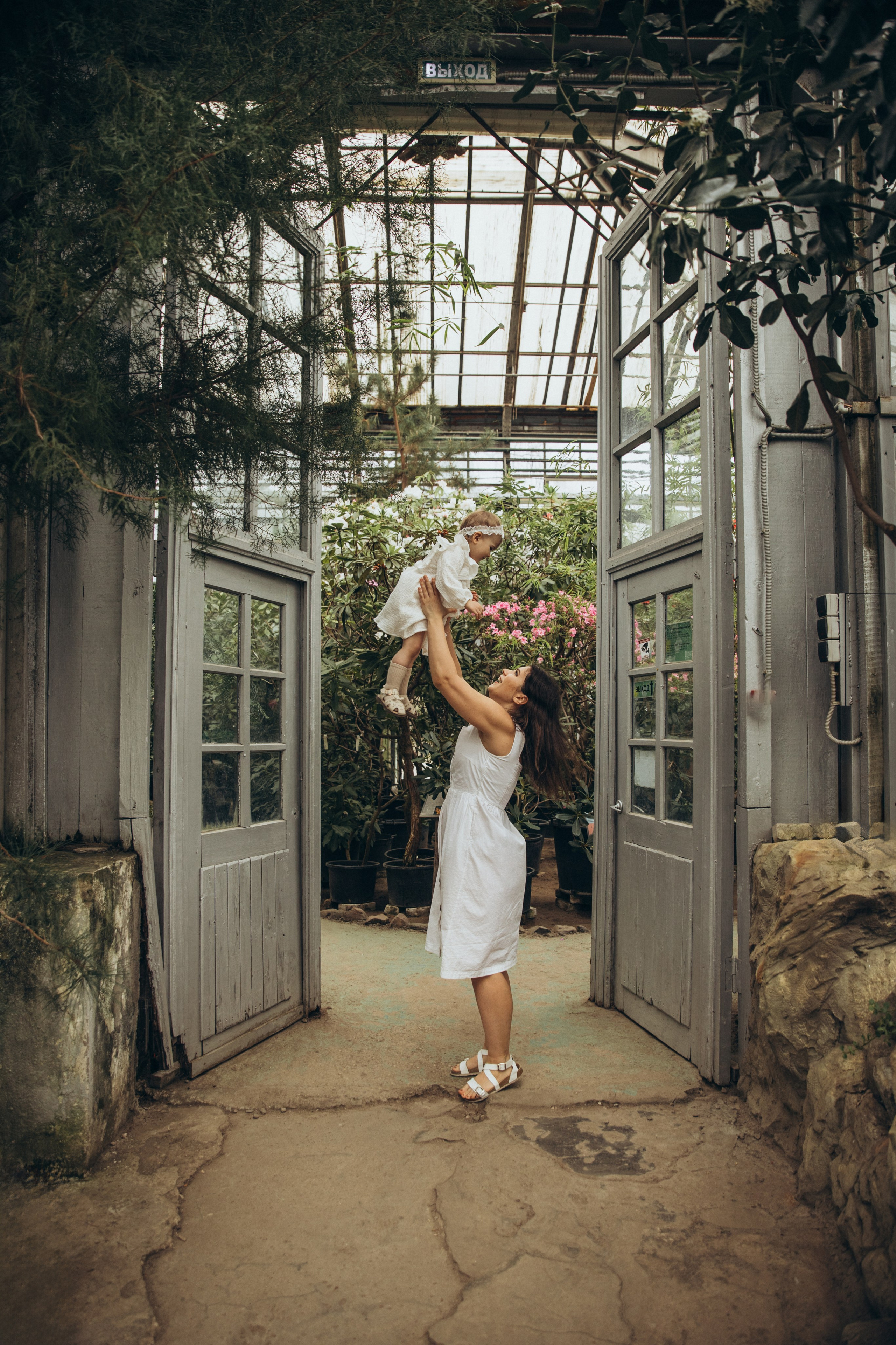 Мама и дочь оранжерея. Свадебный и семейный фотограф Москва и Московская область