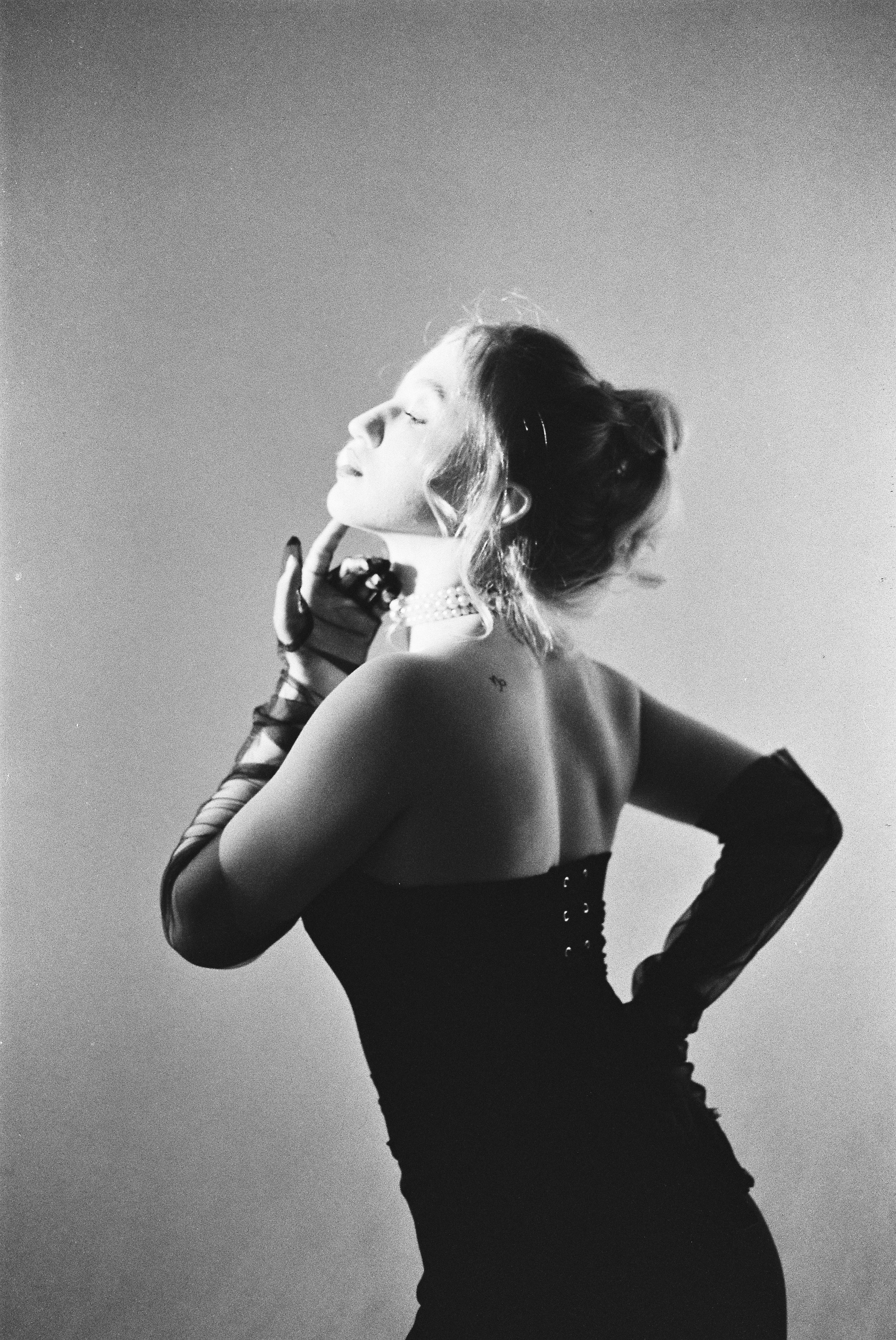 Пример чб портрета на циклораме от фотографа в Москве. Съемка для портфолио и актерских проб. Глубокий бесшовный фон и игра с светом.