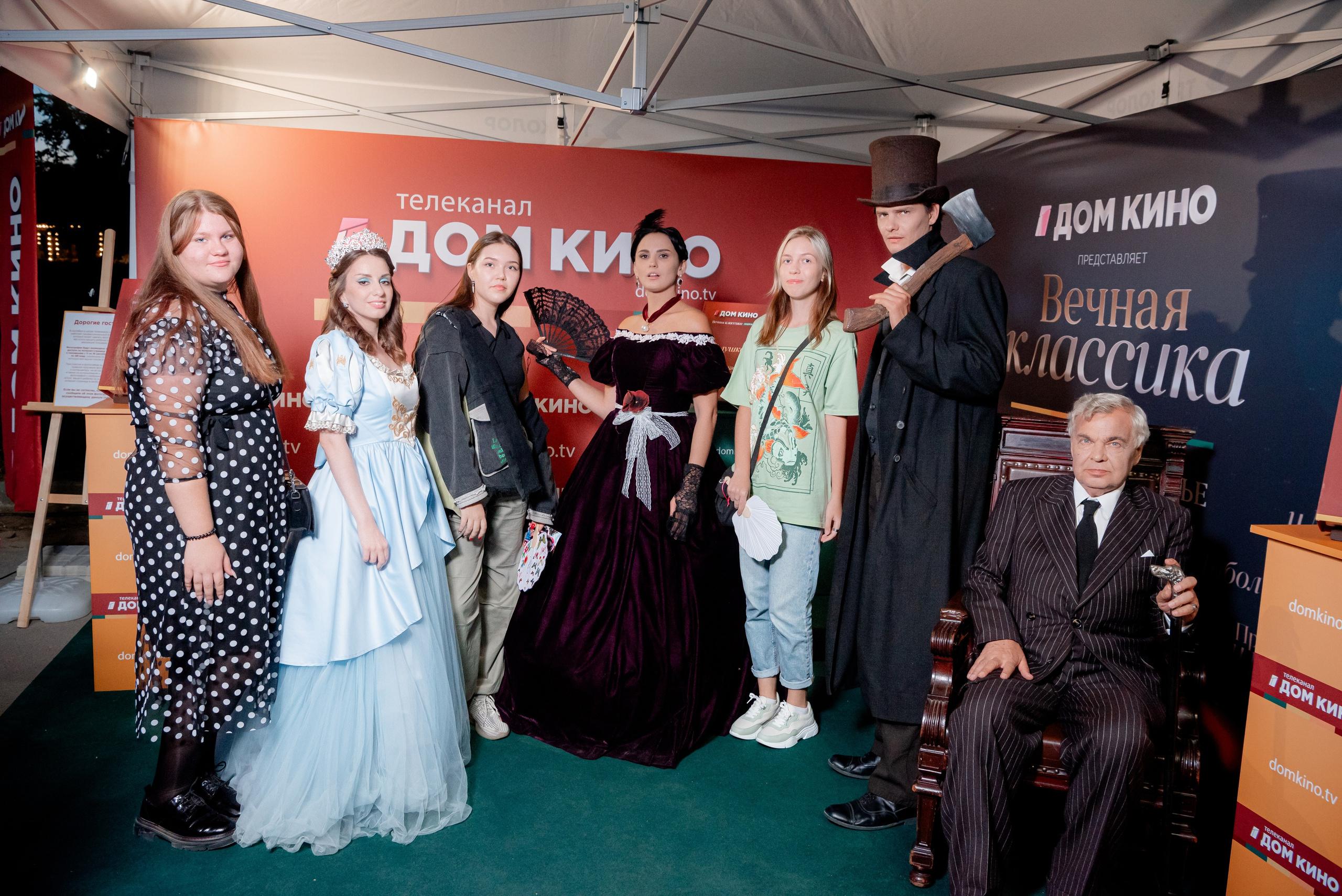 Портретные фото с артистами в палатке Триколор Дом Кинов на день города Волгоград. Фотограф в Волгограде и Волжском Александр Горбань