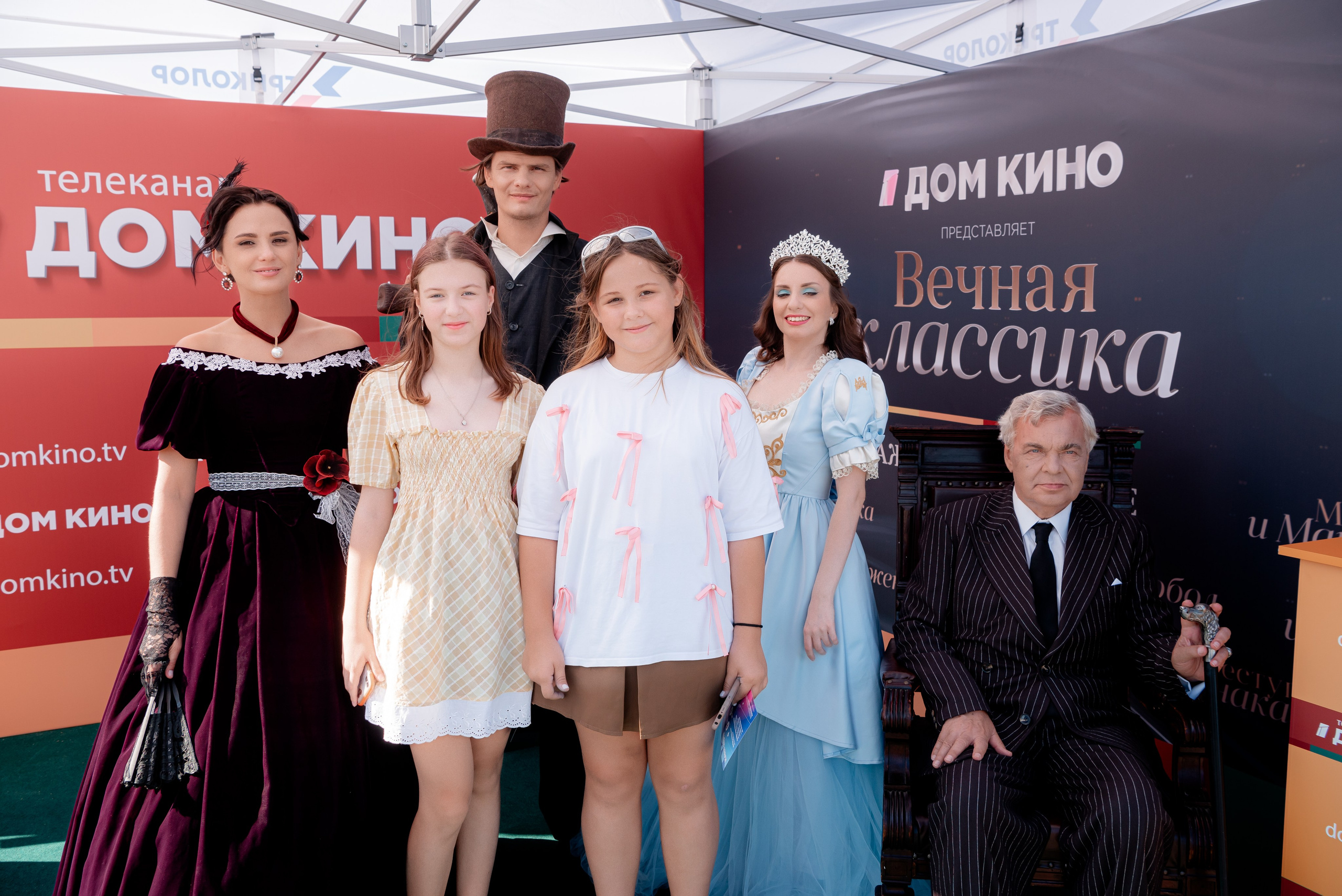 Портретные фото с артистами в палатке Триколор Дом Кинов на день города Волгоград. Фотограф в Волгограде и Волжском Александр Горбань