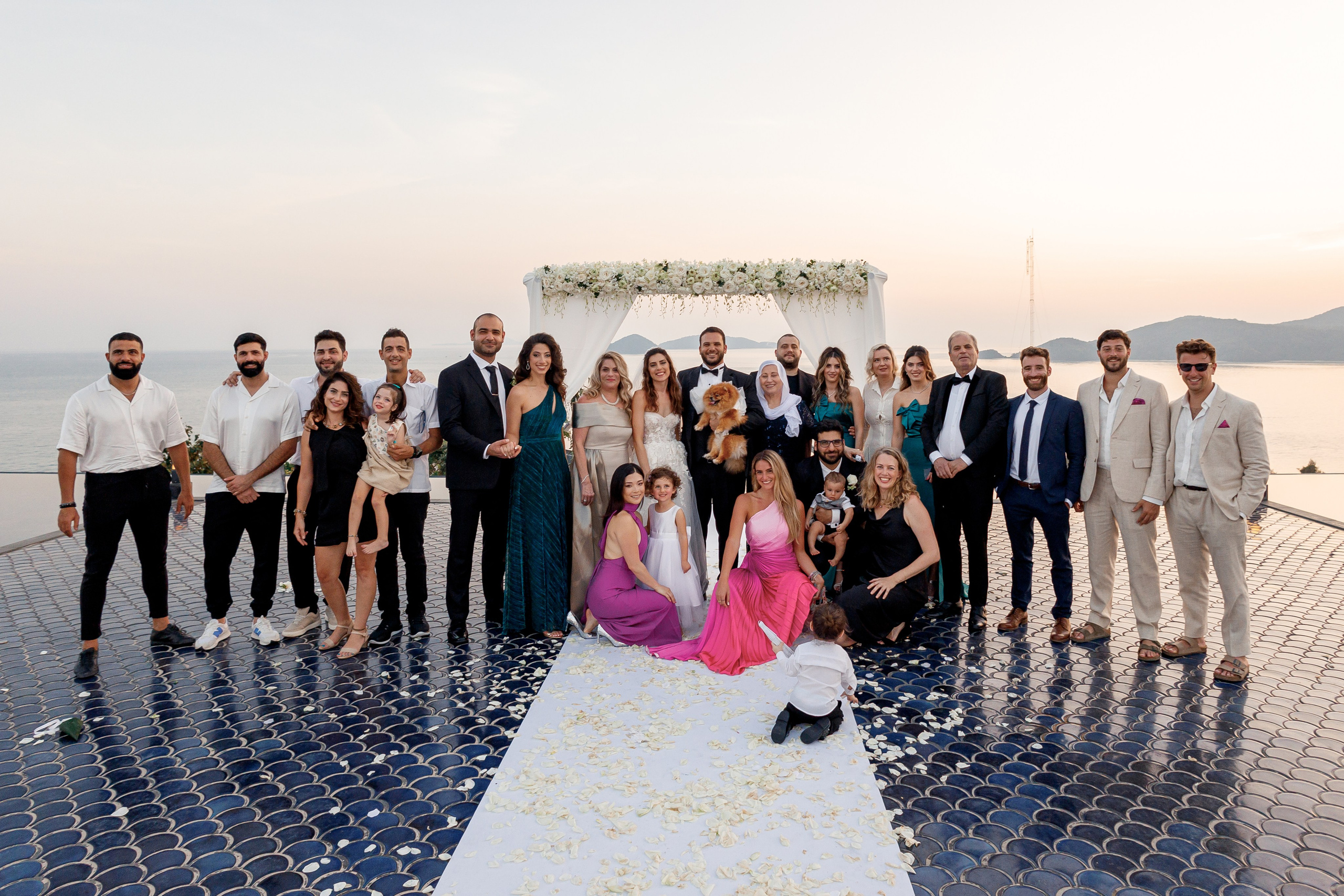 Свадьба с гостями на Пхукете. Фотограф на Пхукете в Таиланде