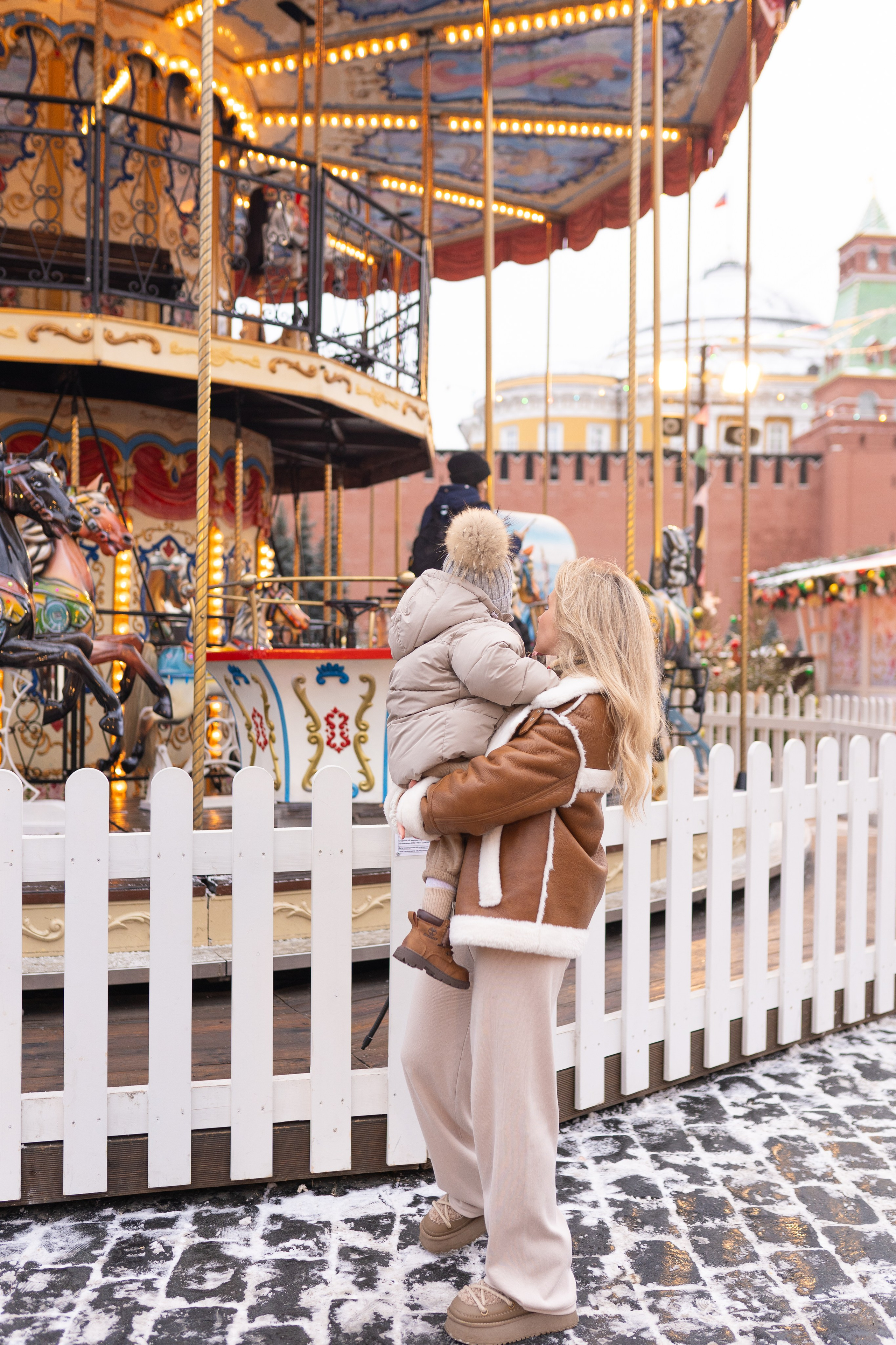 Павел, Егор и Наталия на ГУМ Ярмарке. Свадебный фотограф в Москве Анна Полушина