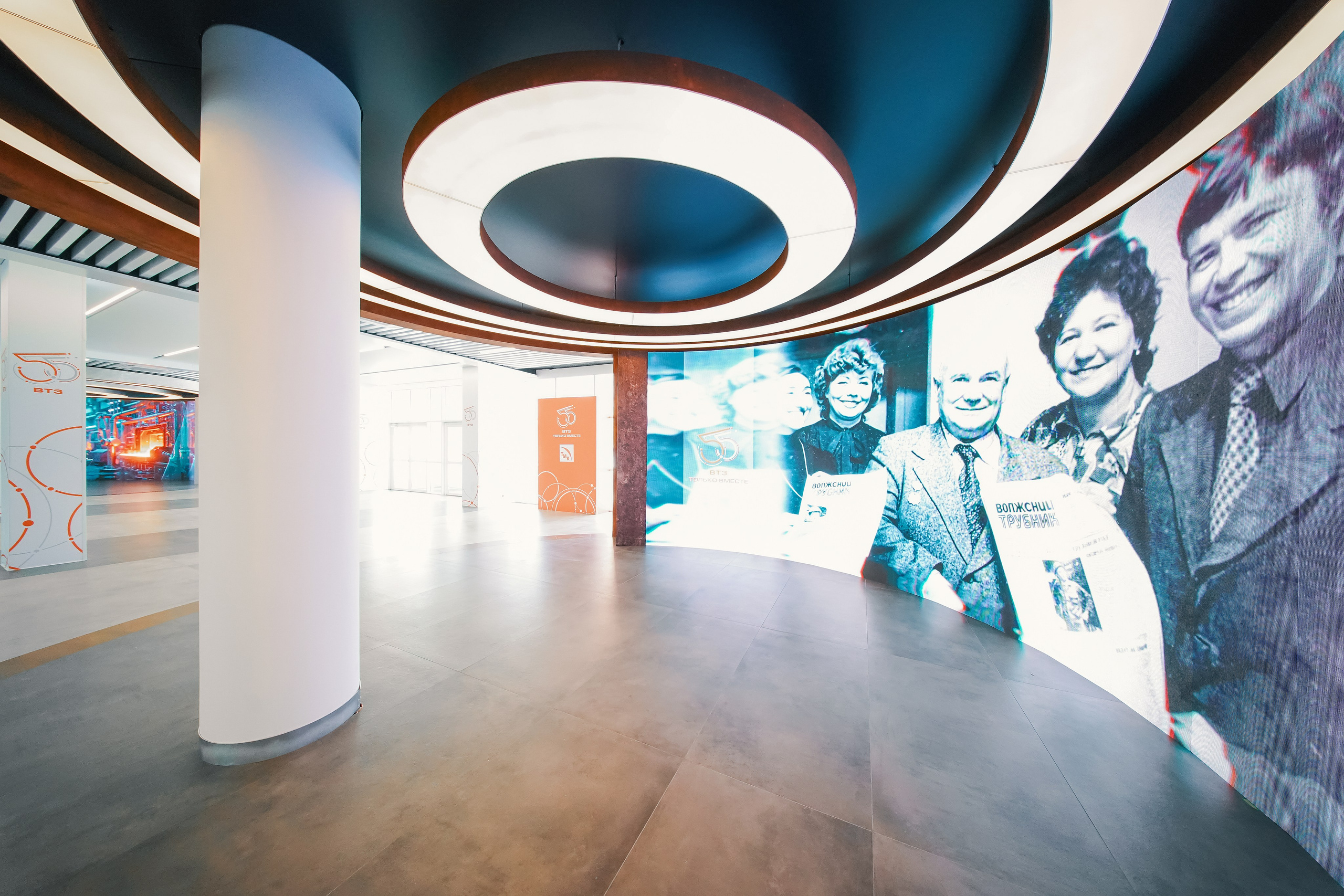 Фойе заводоуправления ВТЗ. Фотограф Никита Барановский