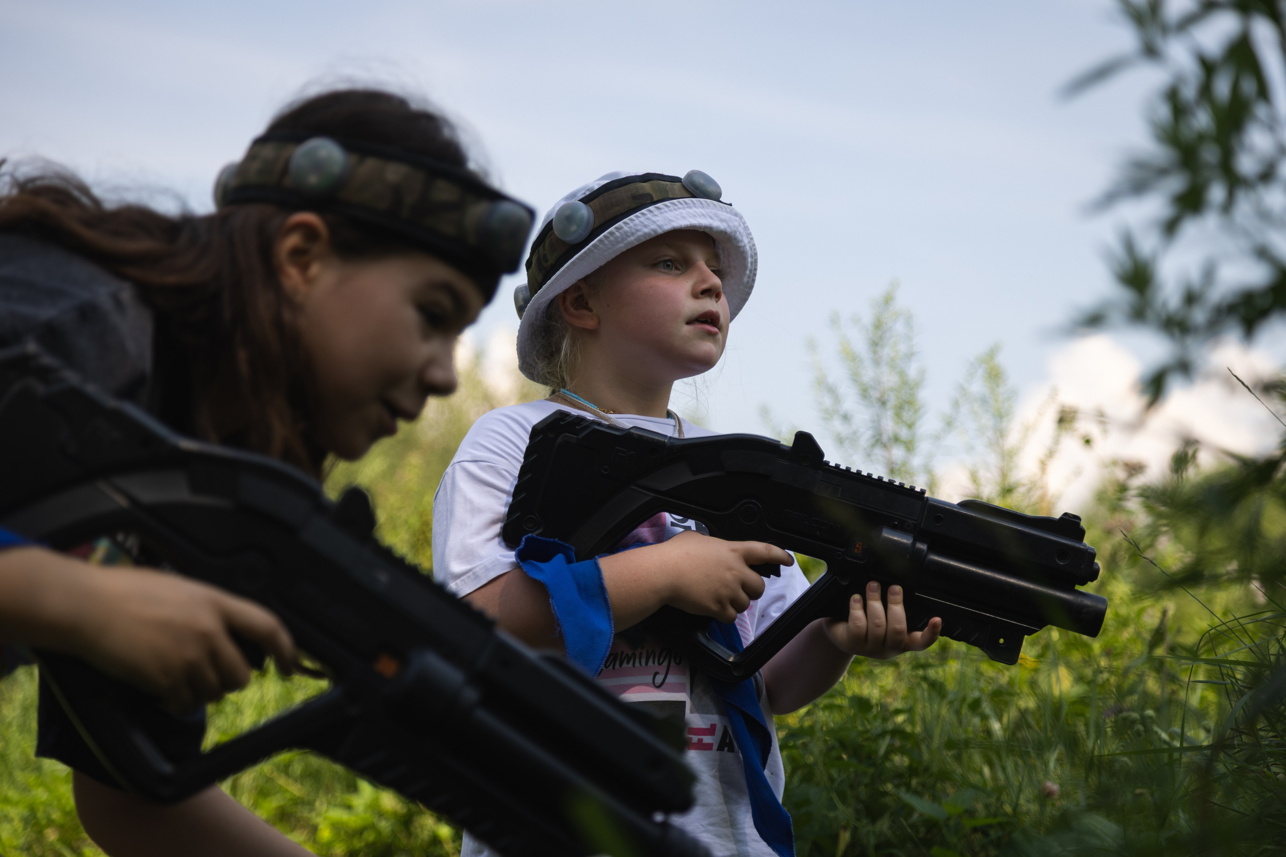 Лазертаг на природе с семьей. Документальный фотограф