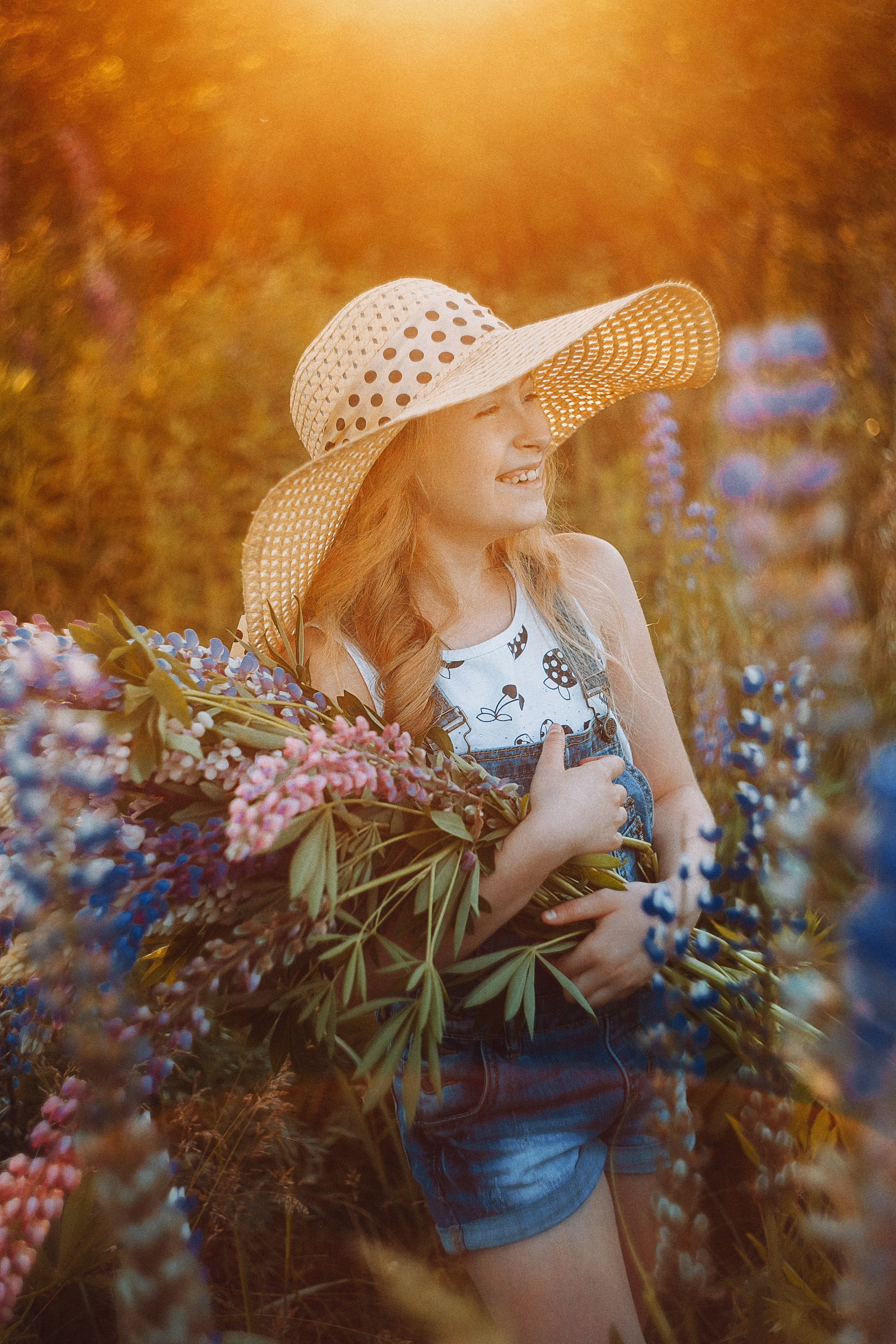 Солнечная Алена в Люпинах. Фотограф Сергей Логинов