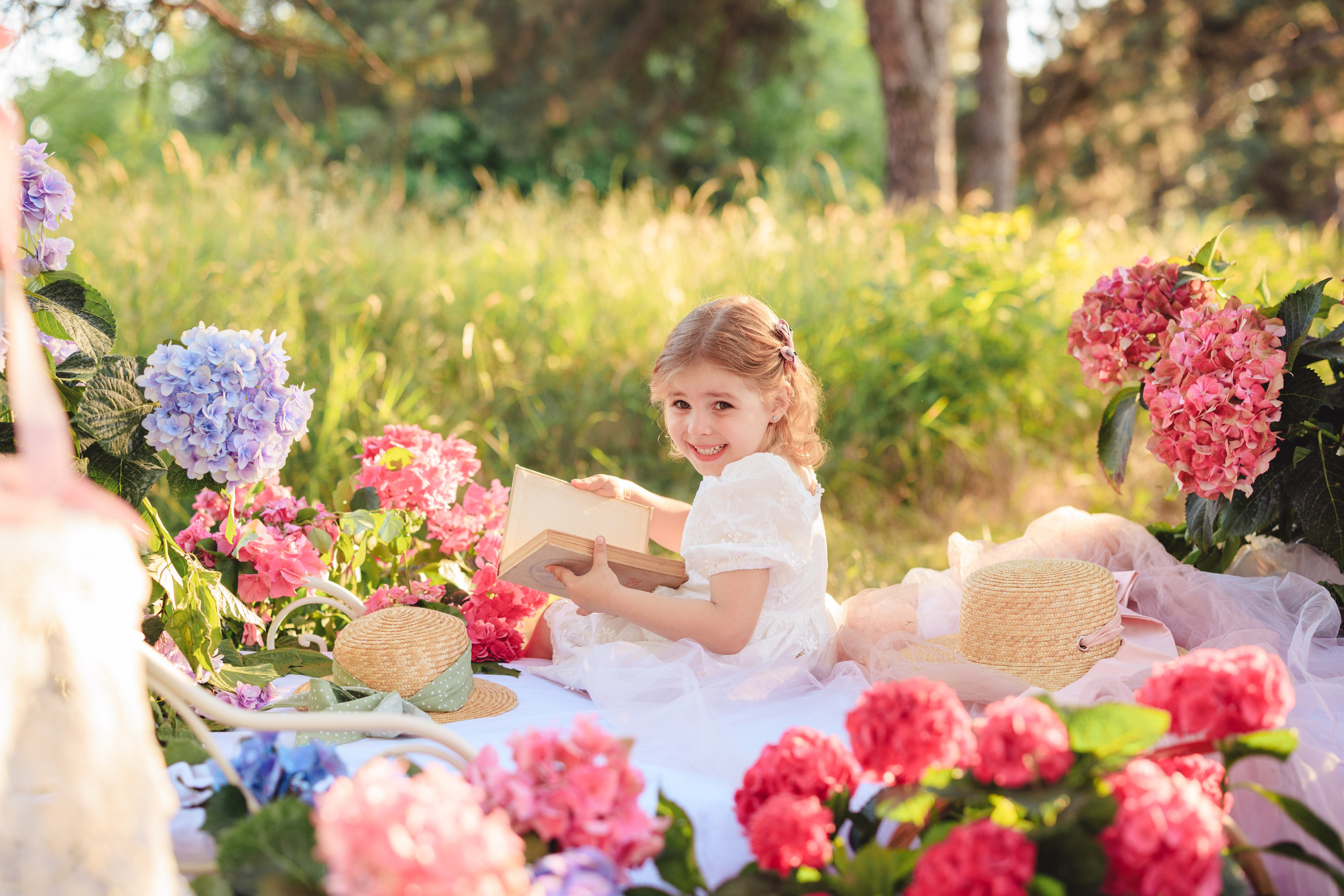Цветочная кровать с кроликами. Семейный и детский фотограф в Краснодаре Анна Трашкова