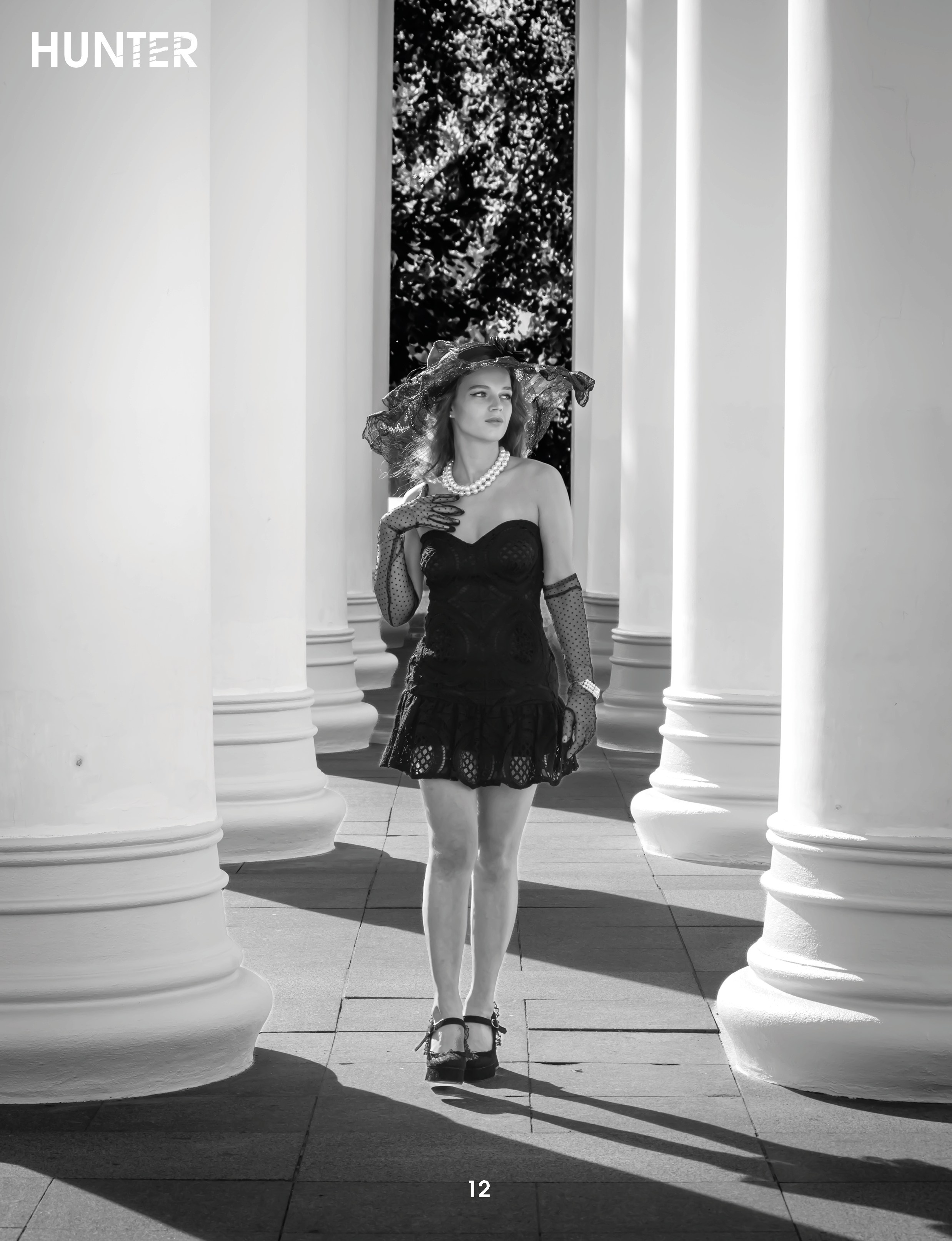 Модель в изящном образе с шляпой, журнальная чёрно-белая съёмка • фотограф Карасёва Елена