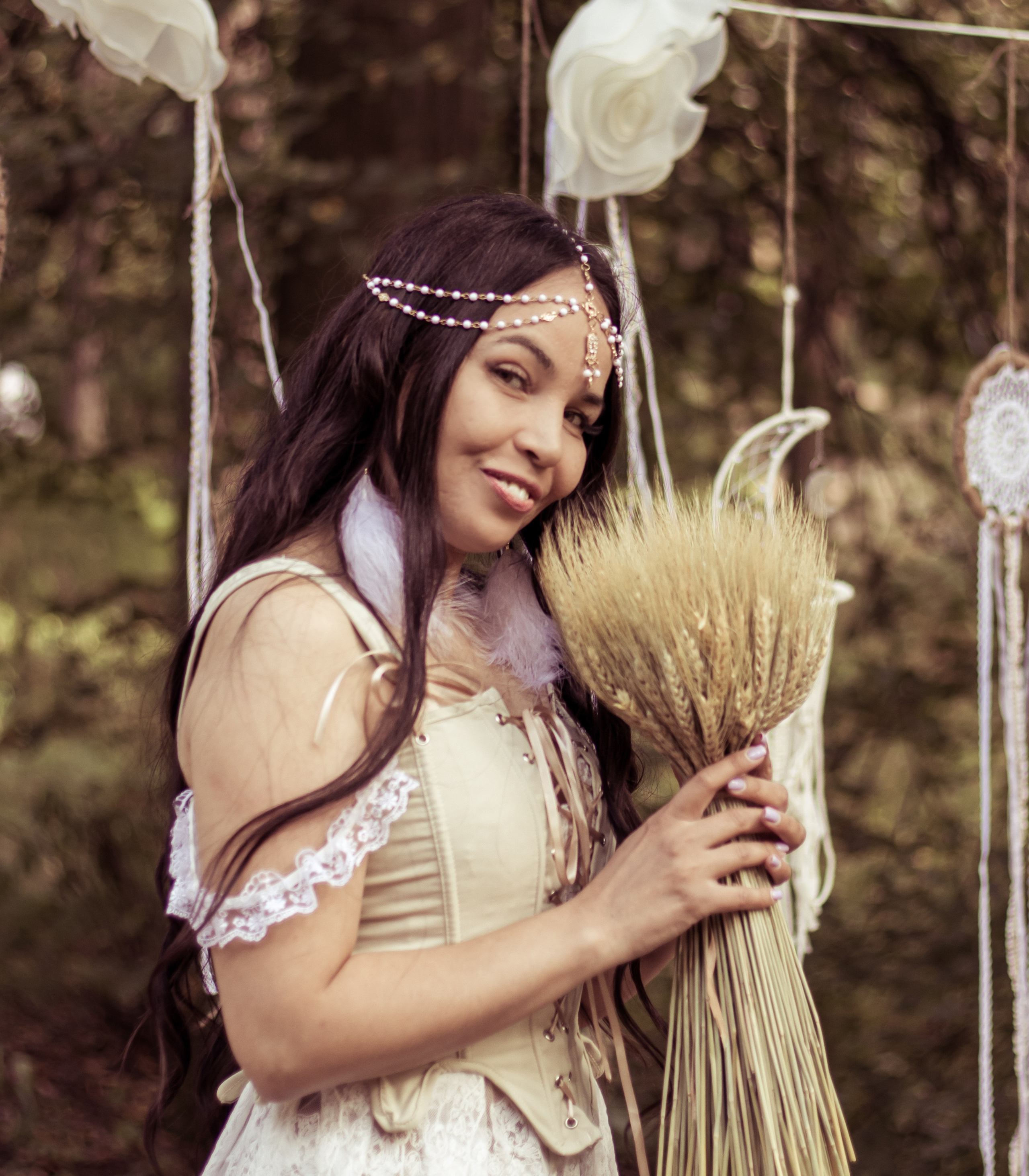 Женская фотосессия бохо в лесу, воздушное свадебное платье • фотограф Карасёва Елена