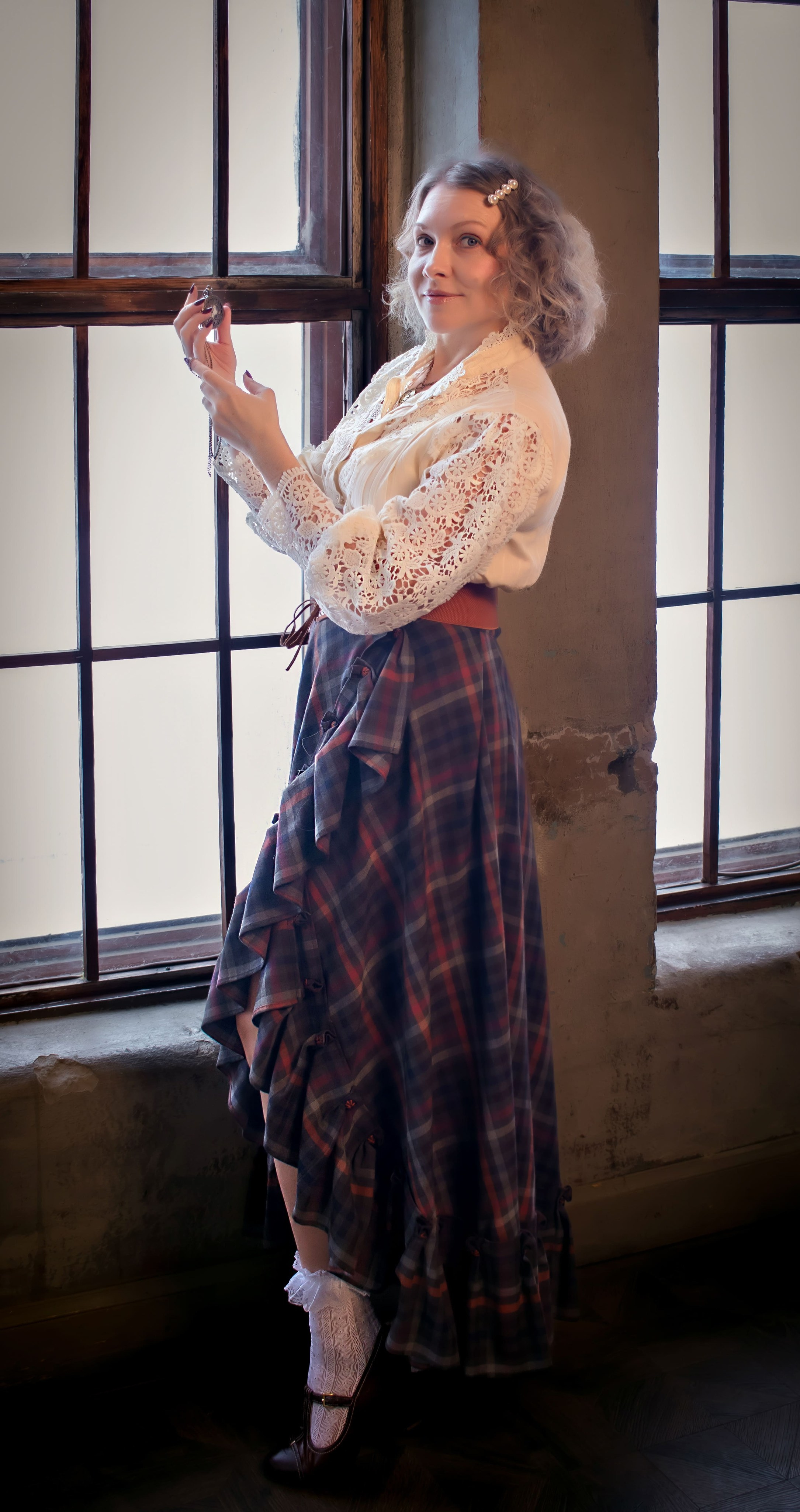 Женщина в историческом костюме XIX века у окна, атмосферная ретро фотосессия, фотограф Карасёва Елена