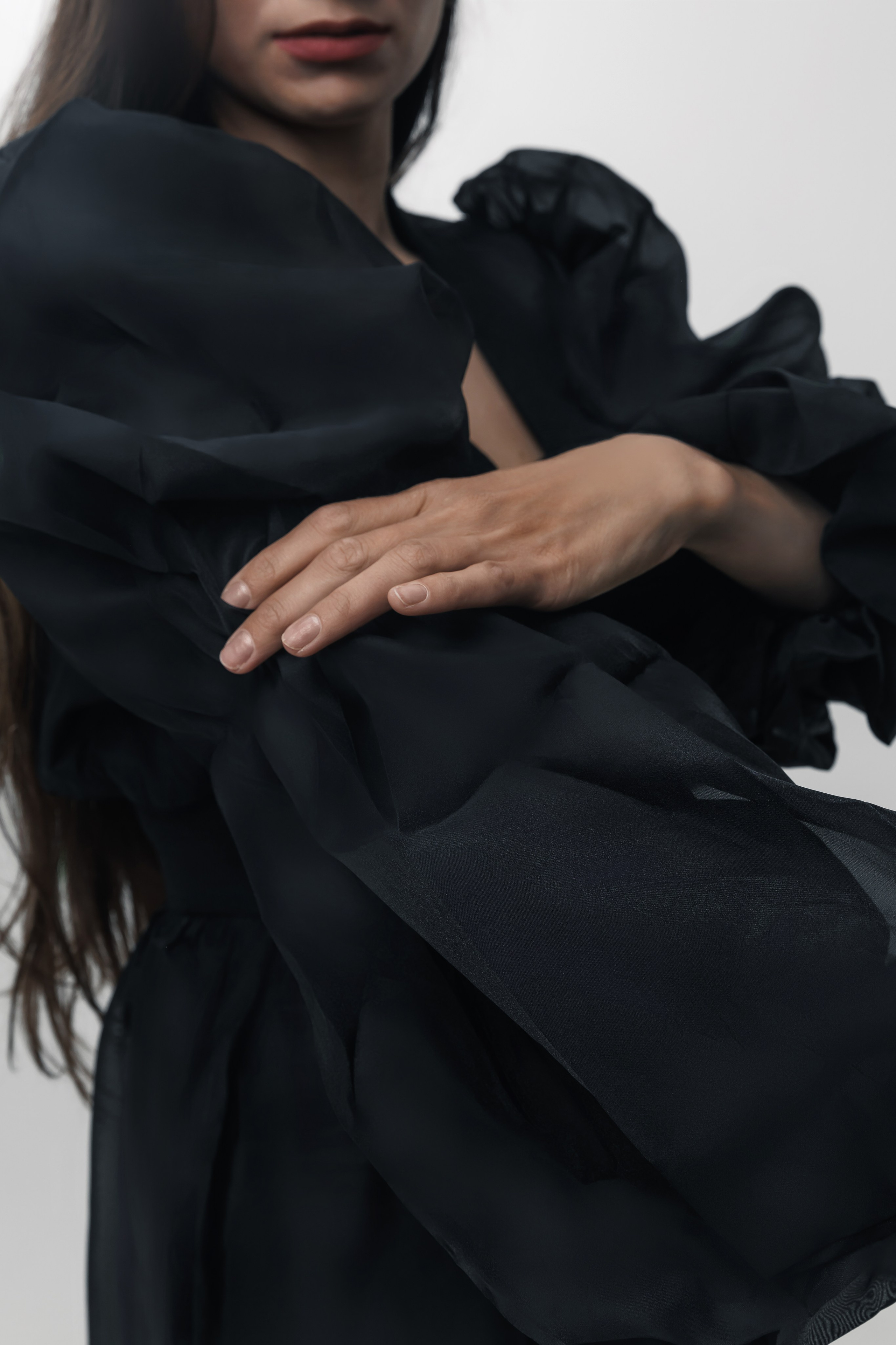 Фото для каталога и маркетплейса, каталожная фотосъемка, фото для бренда, девушка в черном платье